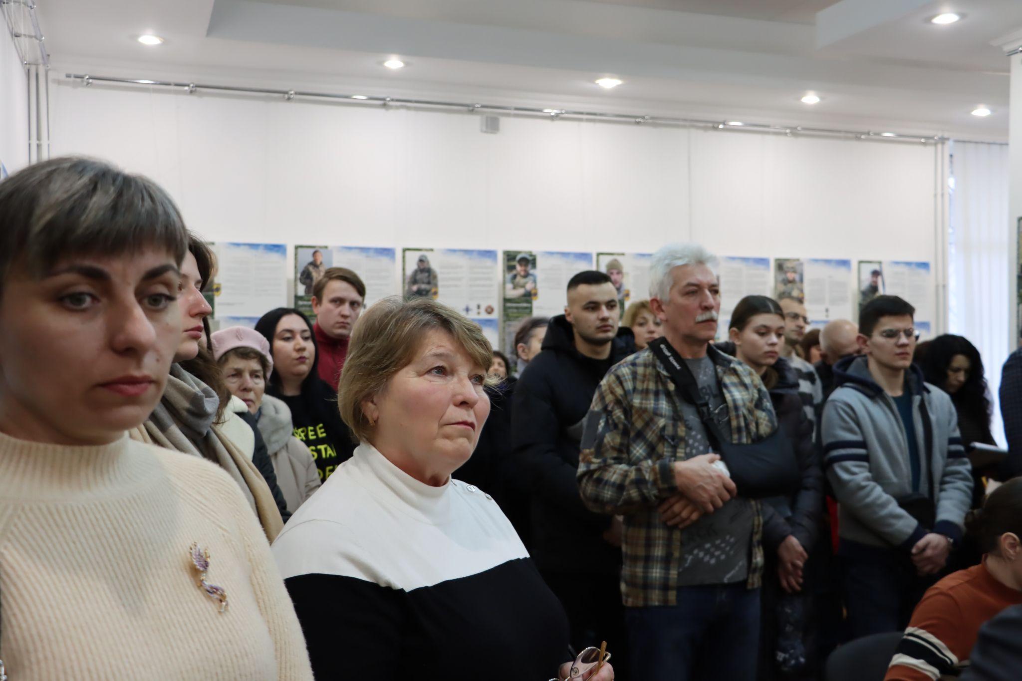 Новини Тернополя - фото з Мешканці Тернополя можуть відвідати виставку про «янголів Маріуполя» (Репортаж)