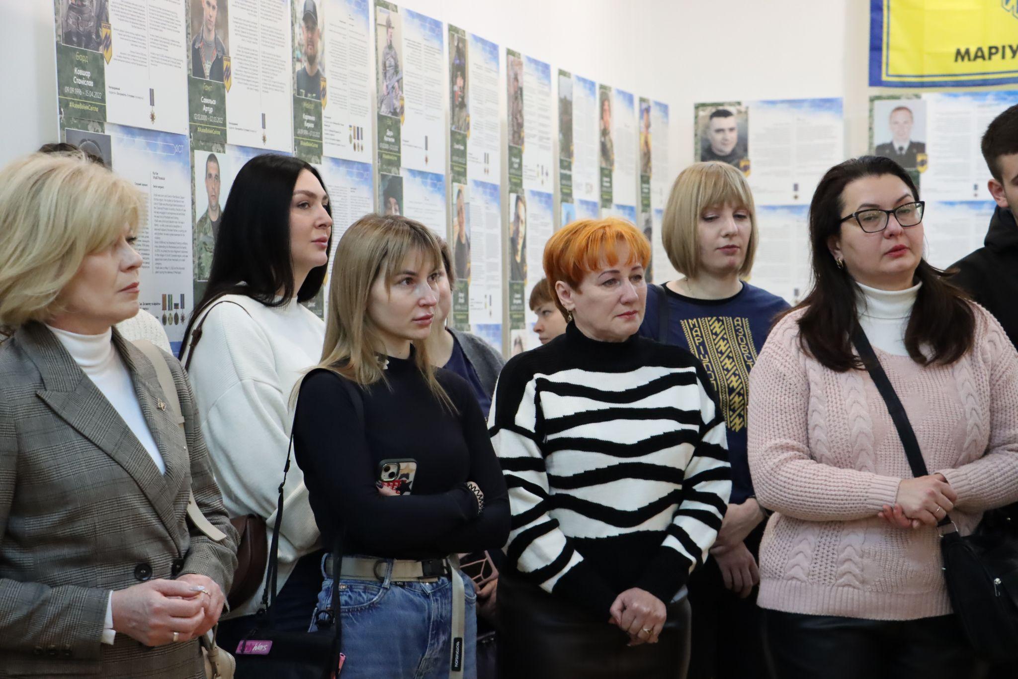 Новини Тернополя - фото з Мешканці Тернополя можуть відвідати виставку про «янголів Маріуполя» (Репортаж)