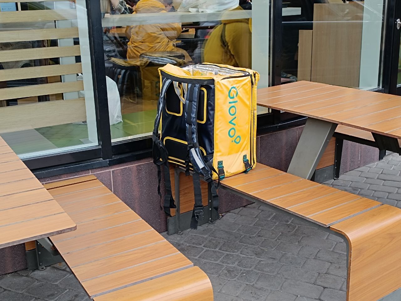 Новини Вінниці - фото з Падали, пересідали на громадський транспорт та добрі люди чай давали. Як кур'єри в холод працювали?