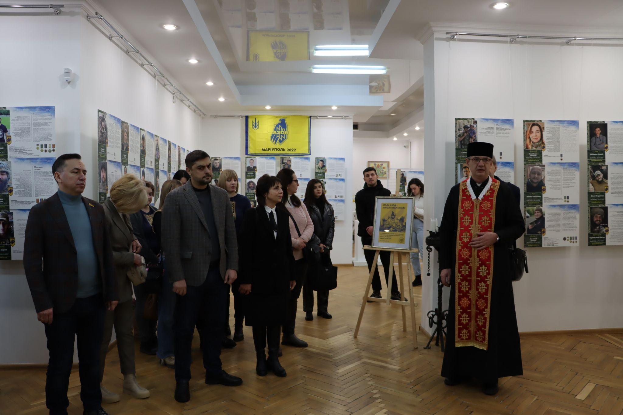 Новини Тернополя - фото з Мешканці Тернополя можуть відвідати виставку про «янголів Маріуполя» (Репортаж)