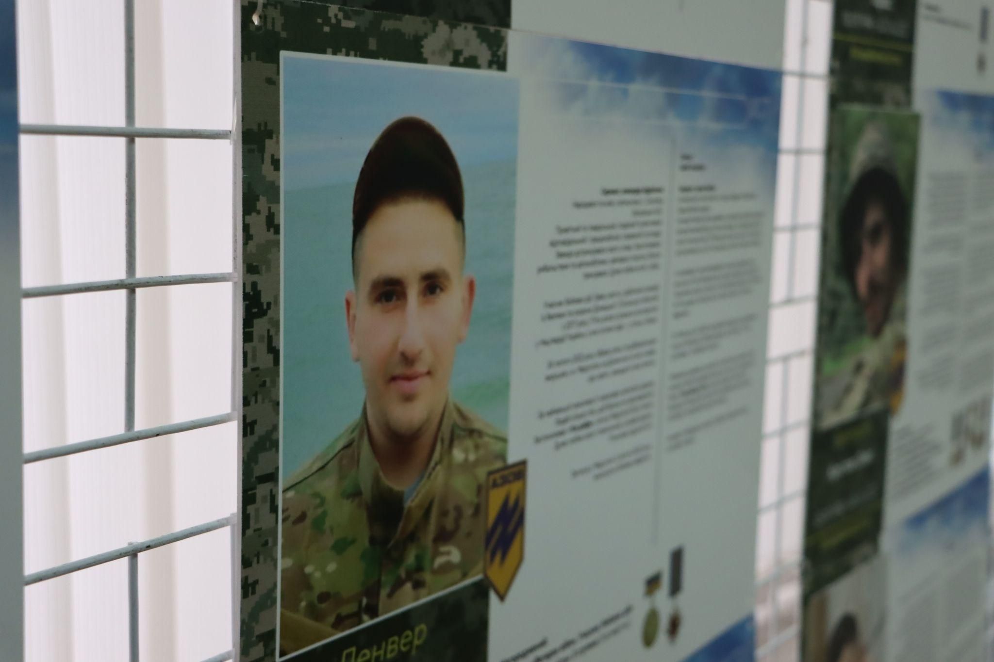 Новини Тернополя - фото з Мешканці Тернополя можуть відвідати виставку про «янголів Маріуполя» (Репортаж)