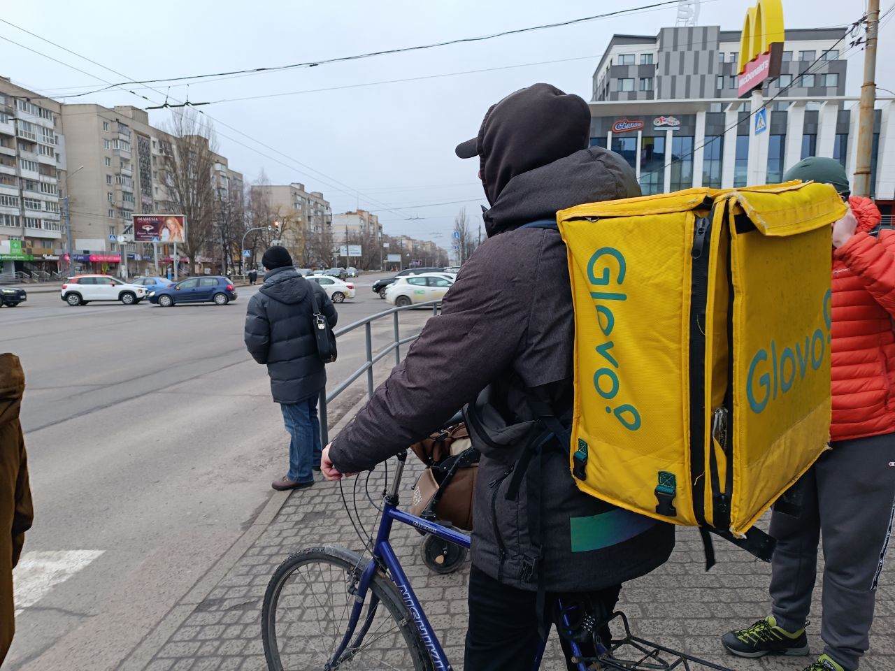 Новини Вінниці - фото з Падали, пересідали на громадський транспорт та добрі люди чай давали. Як кур'єри в холод працювали?