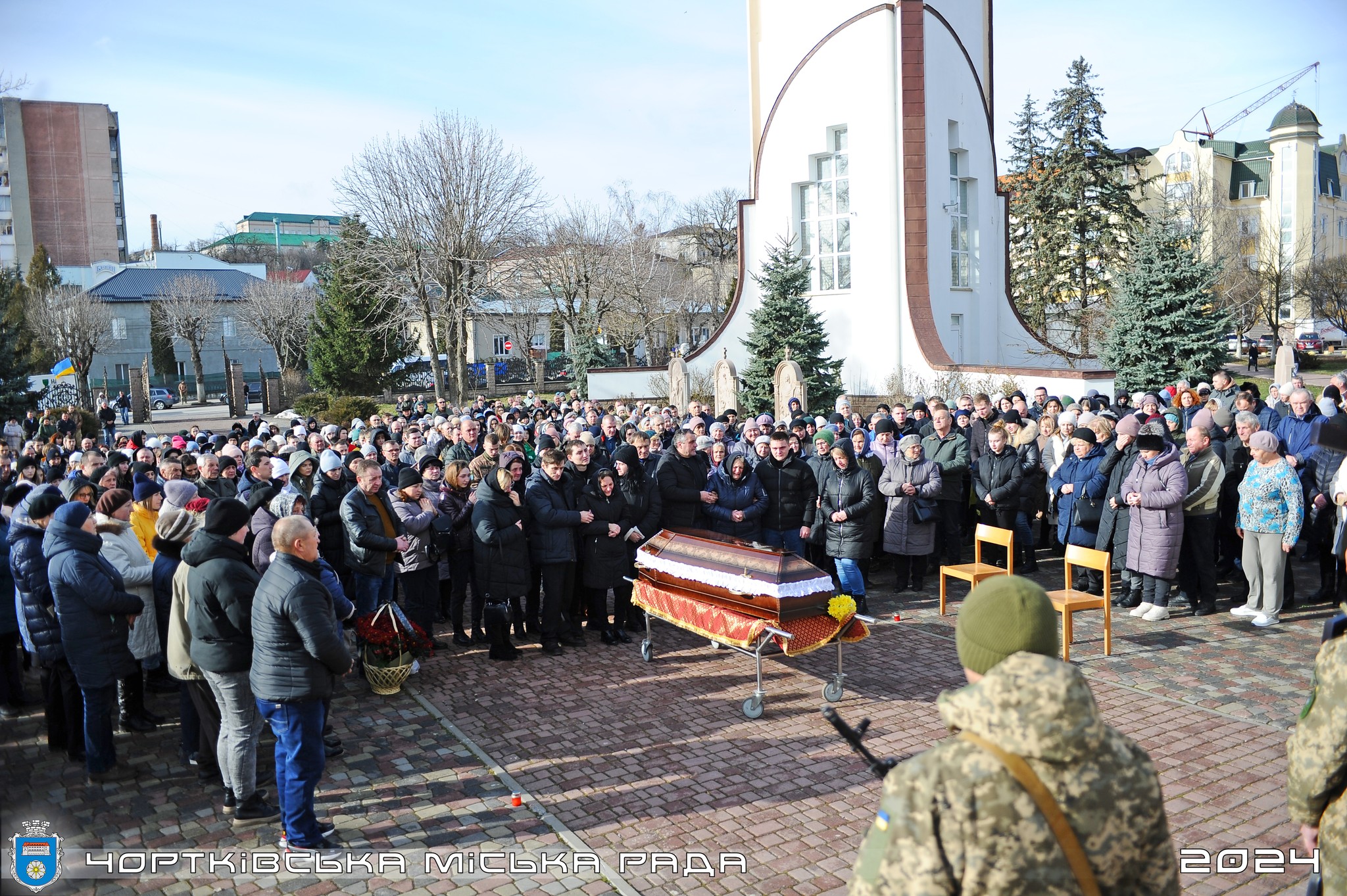 Новини Тернополя - фото з Чортківщина навколішках зустріла тіло полеглого захисника Назара Короля