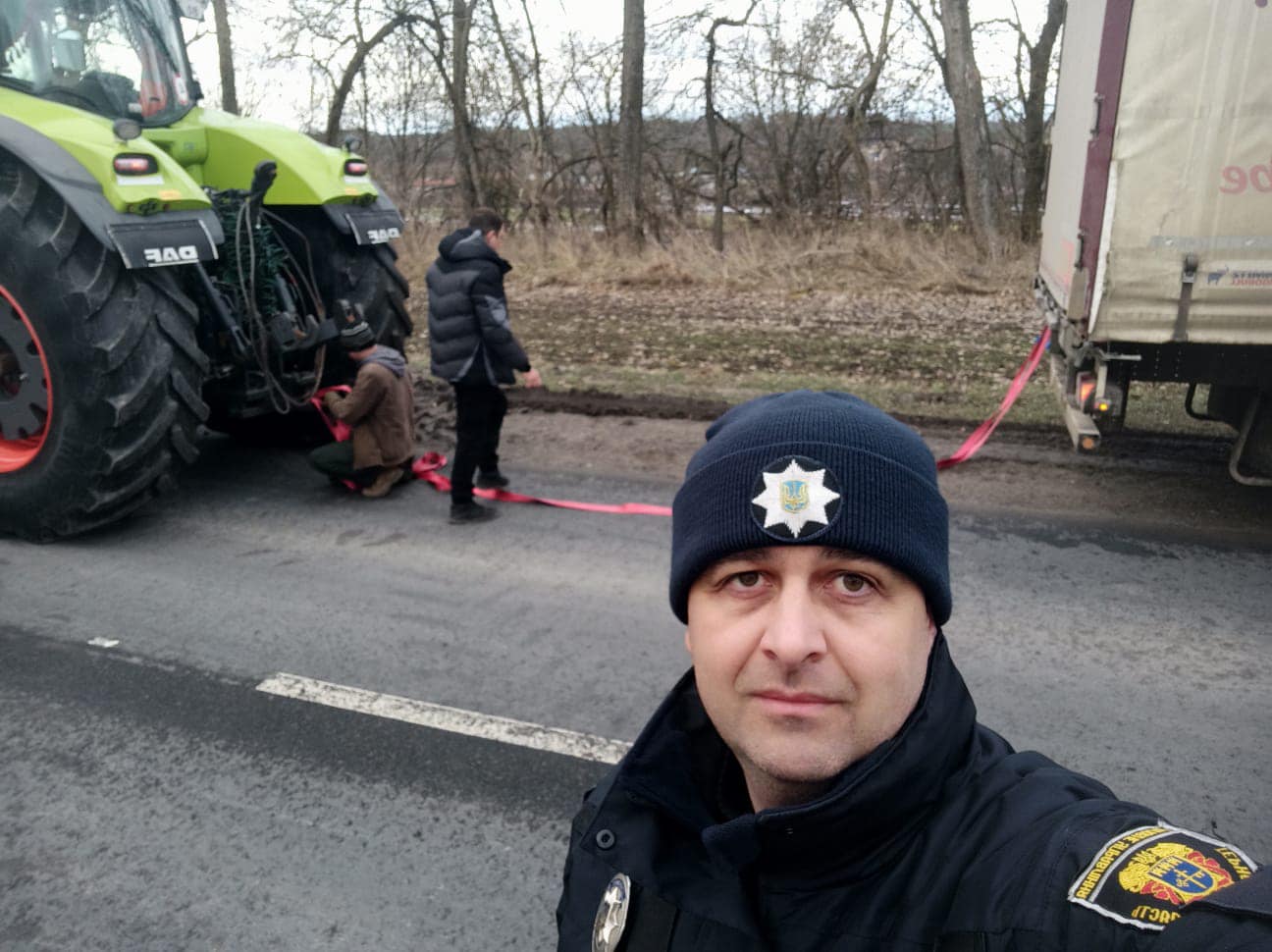 Новини Тернополя - фото з На Тернопільщині кілька годин визволяли з багнюки вантажівку