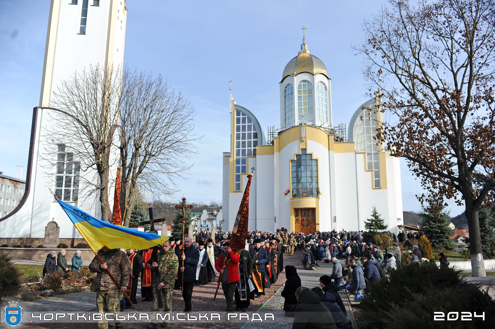 Новини Тернополя - фото з Чортківщина навколішках зустріла тіло полеглого захисника Назара Короля