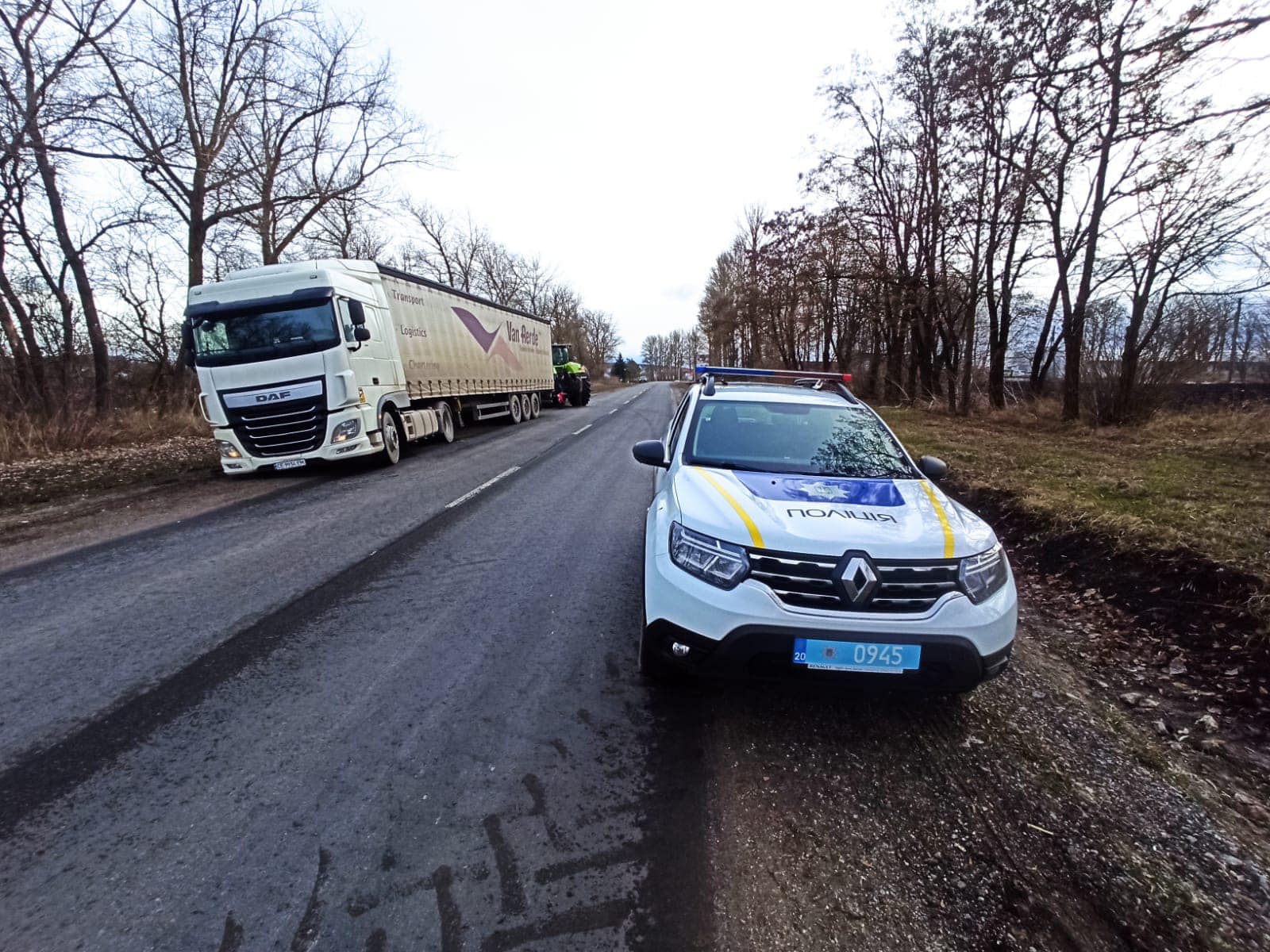 Новини Тернополя - фото з На Тернопільщині кілька годин визволяли з багнюки вантажівку