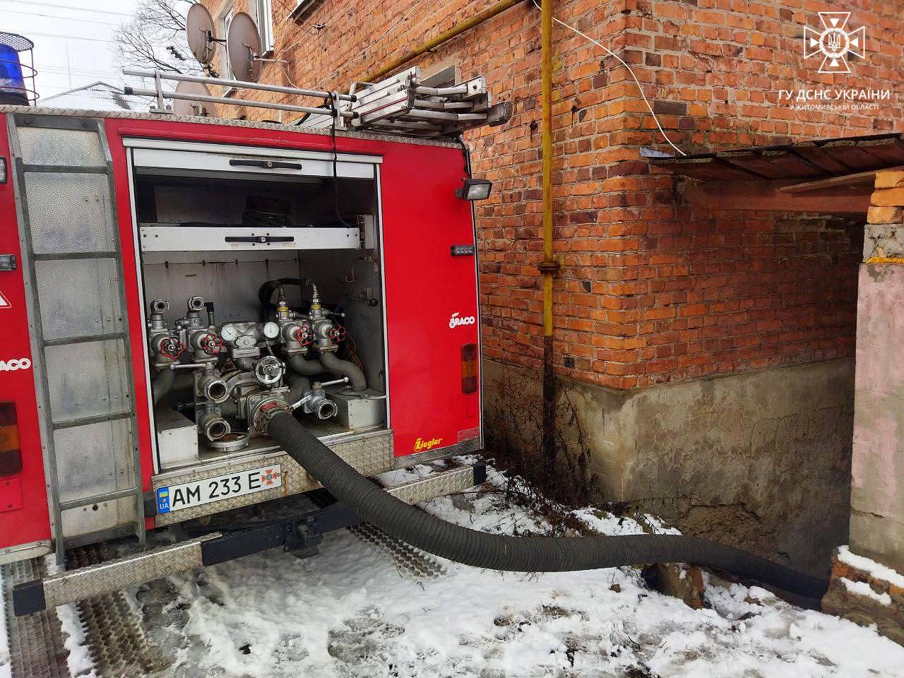 Новини Житомира - фото з Відкачували воду, прибирали 5 повалених дерев, рятували людей – 9 виїздів рятувальників упродовж доби