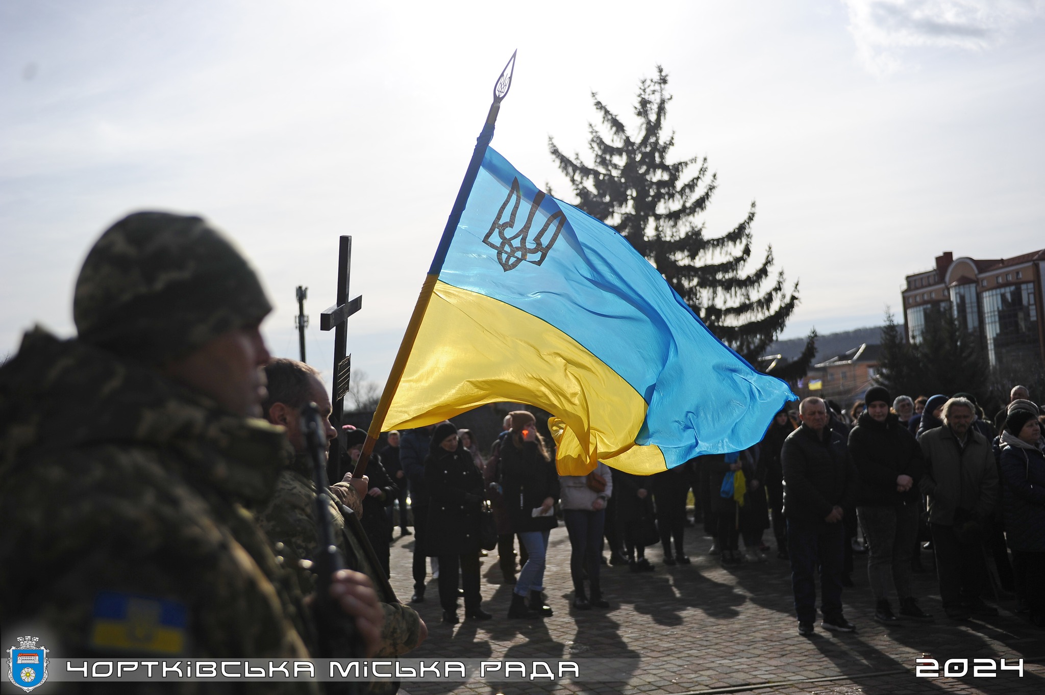 Новини Тернополя - фото з Чортківщина навколішках зустріла тіло полеглого захисника Назара Короля