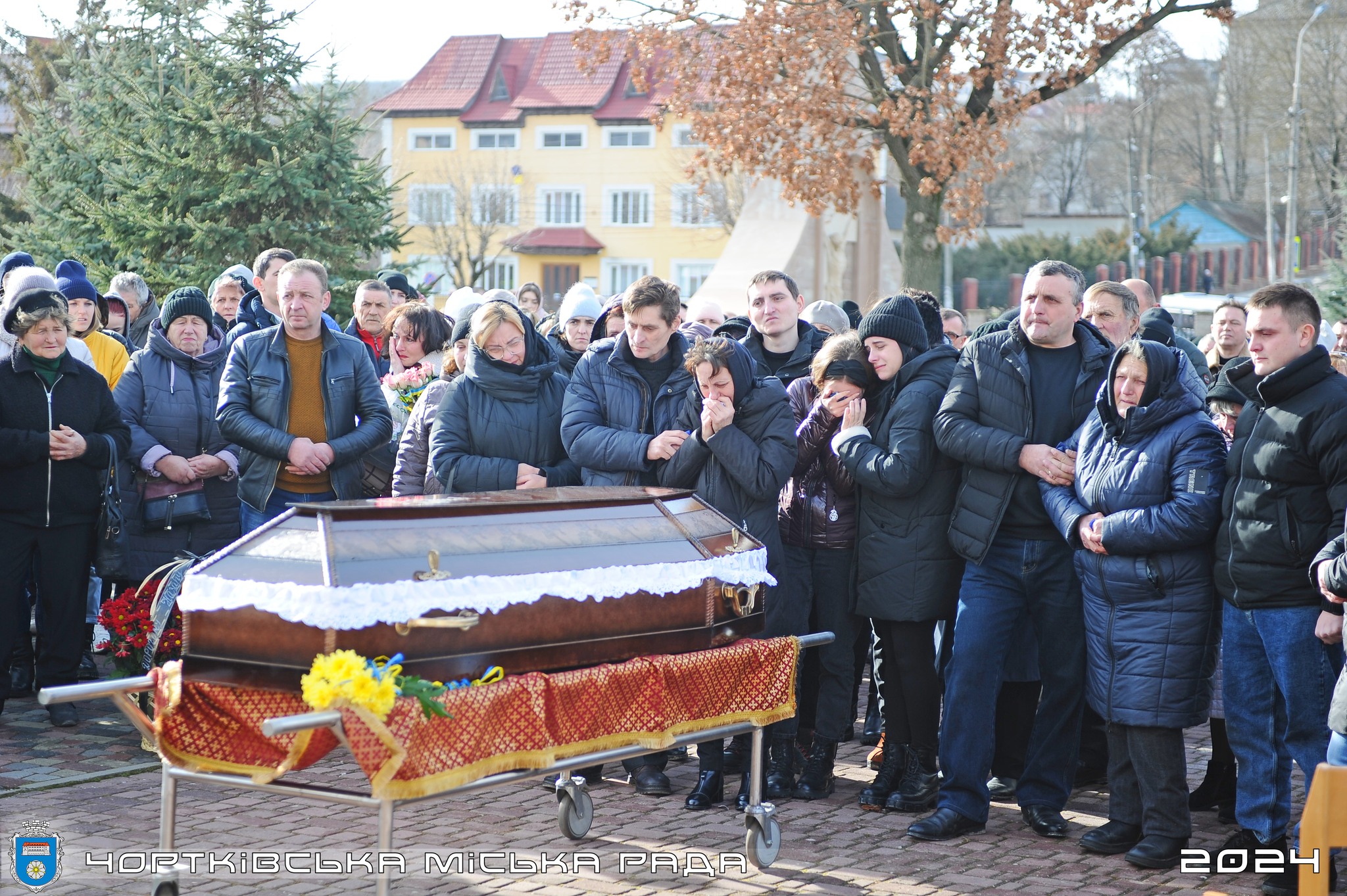 Новини Тернополя - фото з Чортківщина навколішках зустріла тіло полеглого захисника Назара Короля