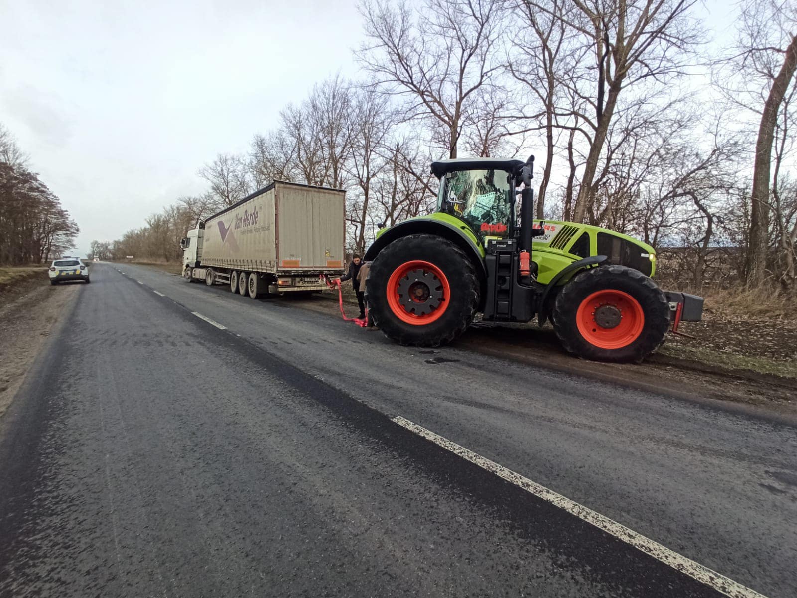 Новини Тернополя - фото з На Тернопільщині кілька годин визволяли з багнюки вантажівку
