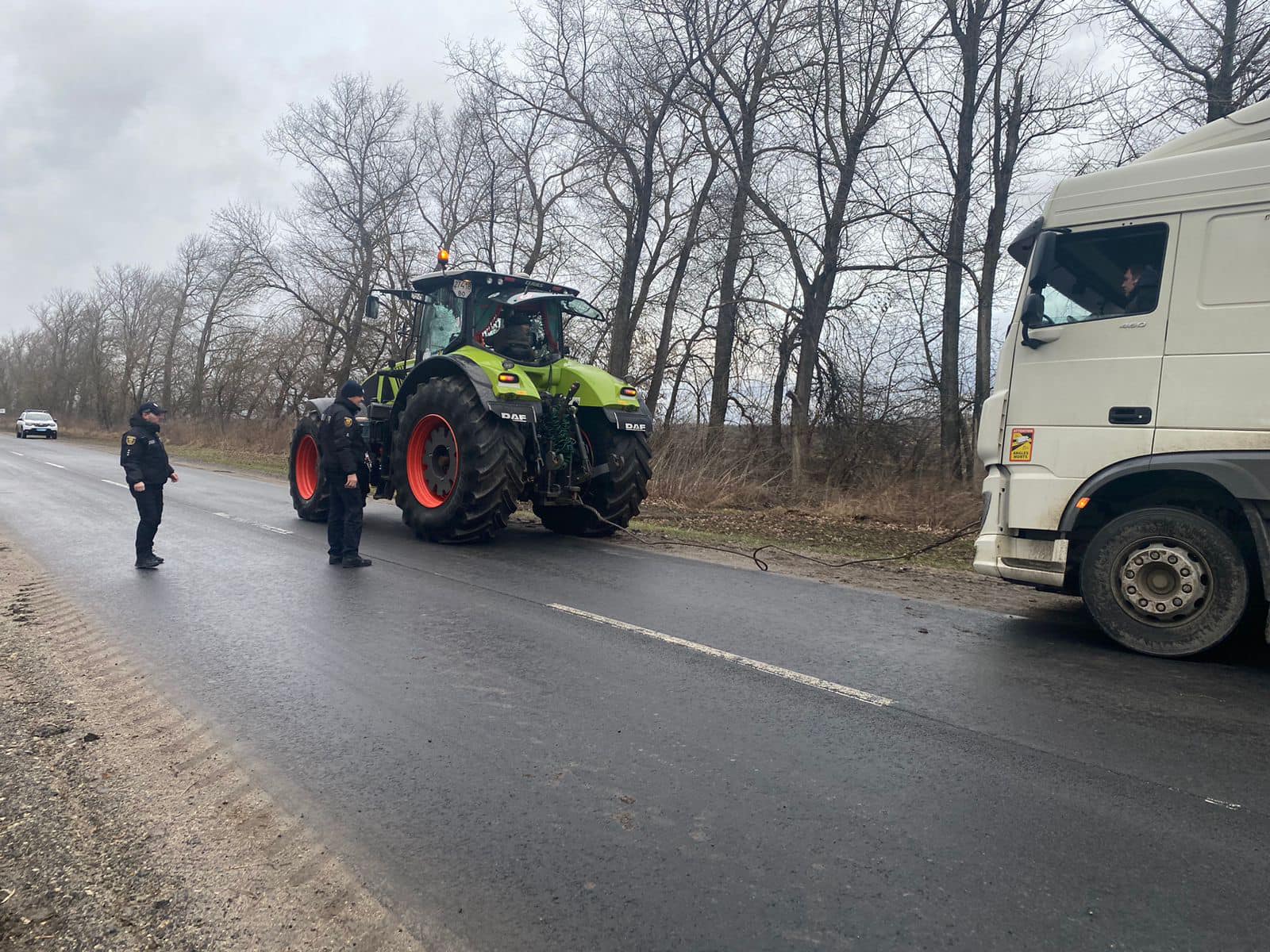 Новини Тернополя - фото з На Тернопільщині кілька годин визволяли з багнюки вантажівку