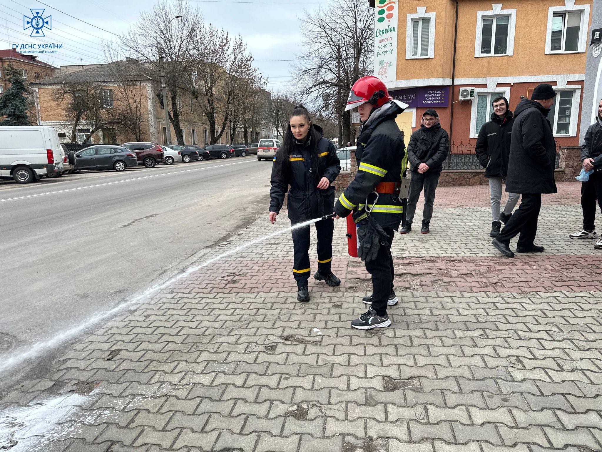 Новини Житомира - фото з Рятувальники навчали студентів Поліського університету правил безпеки