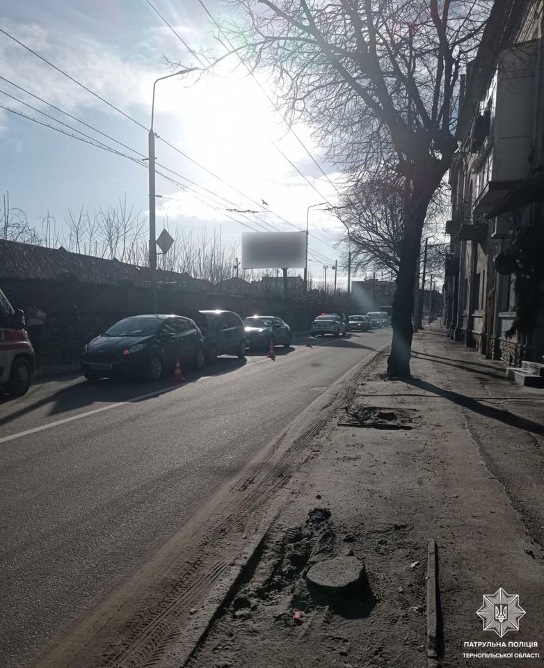 Новини Тернополя - фото з Аварія з потерпілими на вулиці Богдана Хмельницького На зображенні може бути: дорога, вулиця та текст