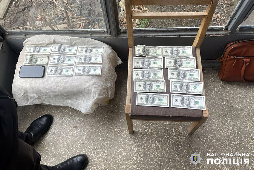 Новини Хмельницького - фото з У Хмельницькому спіймали лікаря ВЛК на вимаганні хабаря з військового На зображенні може бути: гроші та текст