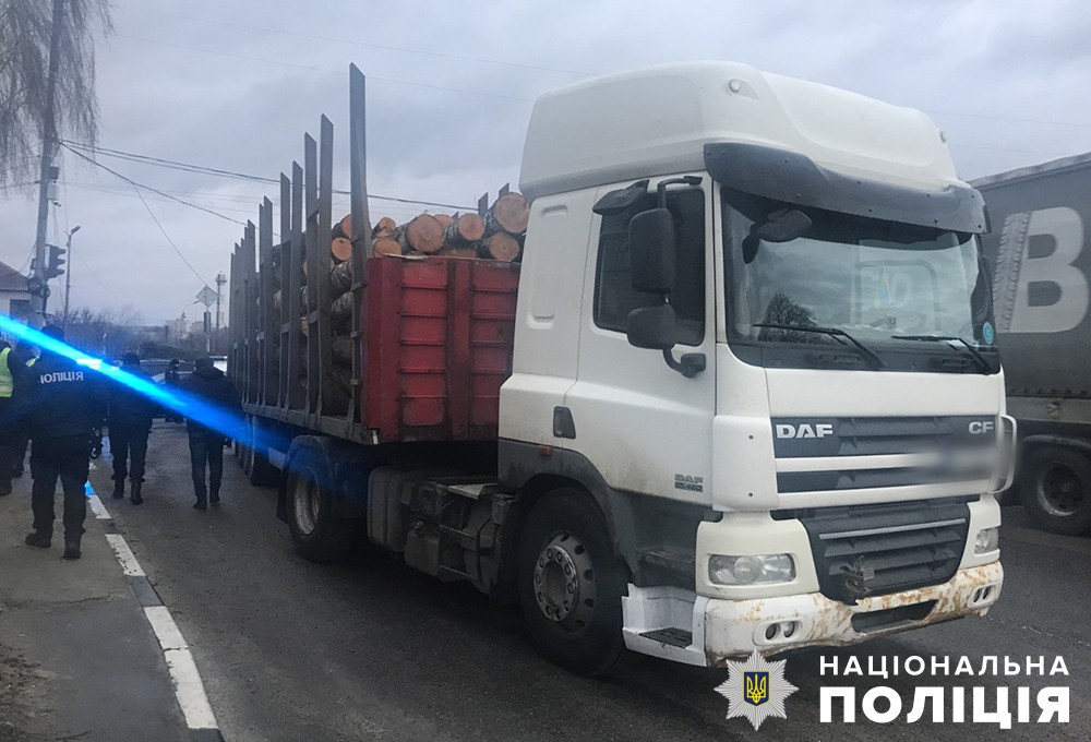 на околиці житомира поліцейські затримали автомобіль з нелегальним лісом