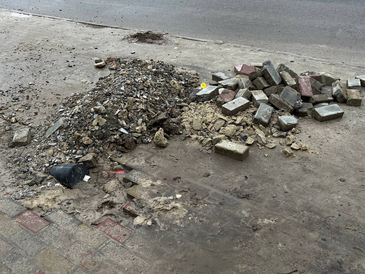 Новини Тернополя - фото з Розібрали бруківку та нарили траншеї: які роботи проводять біля зупинки на Дружбі