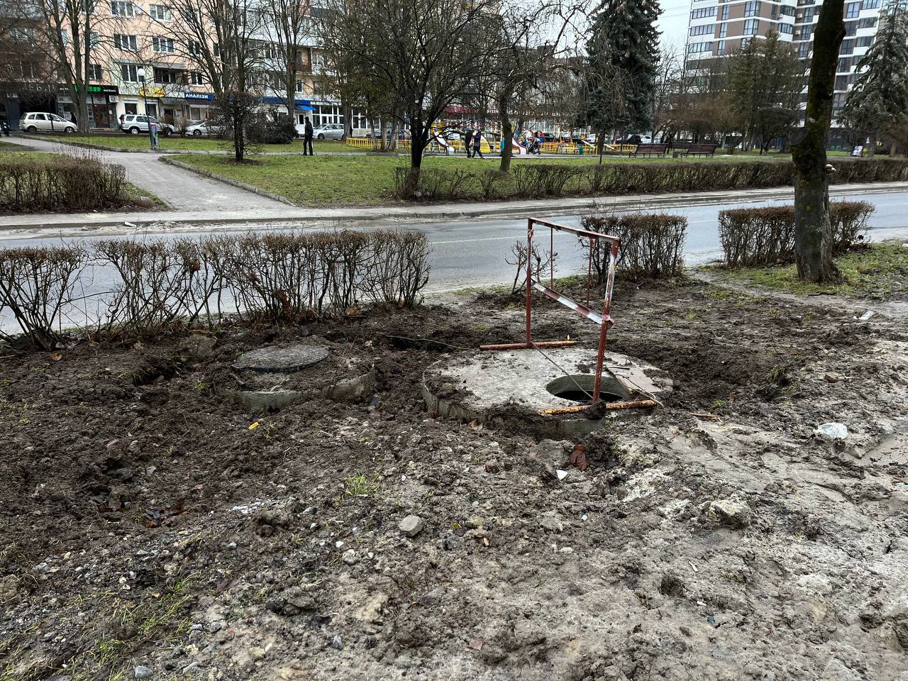 Новини Тернополя - фото з Розібрали бруківку та нарили траншеї: які роботи проводять біля зупинки на Дружбі