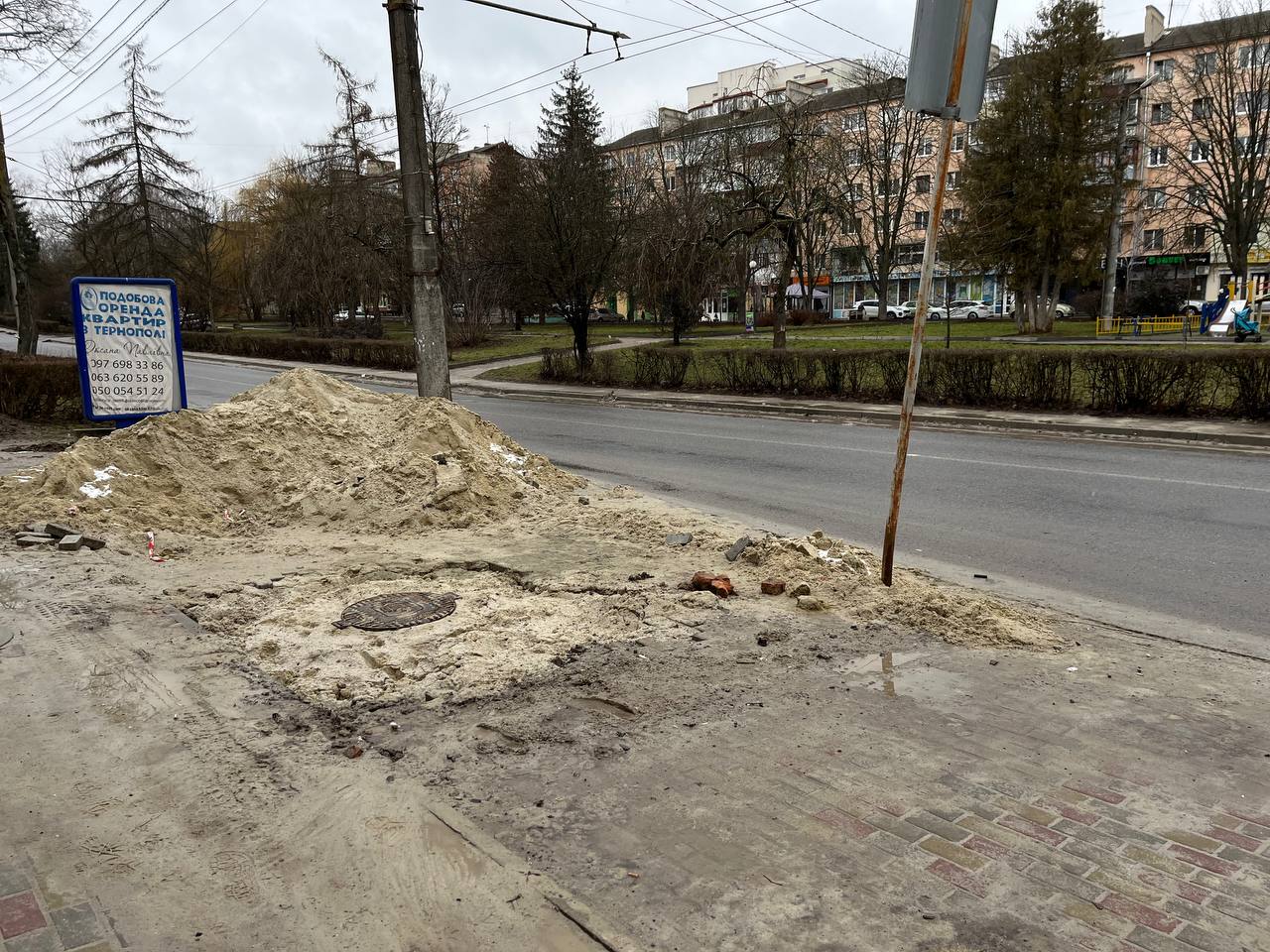 Новини Тернополя - фото з Розібрали бруківку та нарили траншеї: які роботи проводять біля зупинки на Дружбі