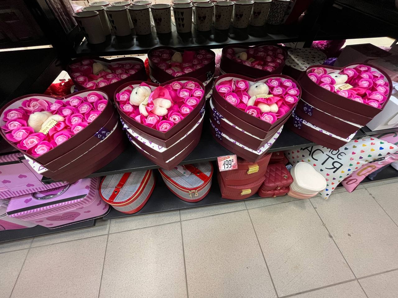 Новини Тернополя - фото з Валентинки, іграшки та кухлики: де у Тернополі дешевше купити подарунки до Дня закоханих