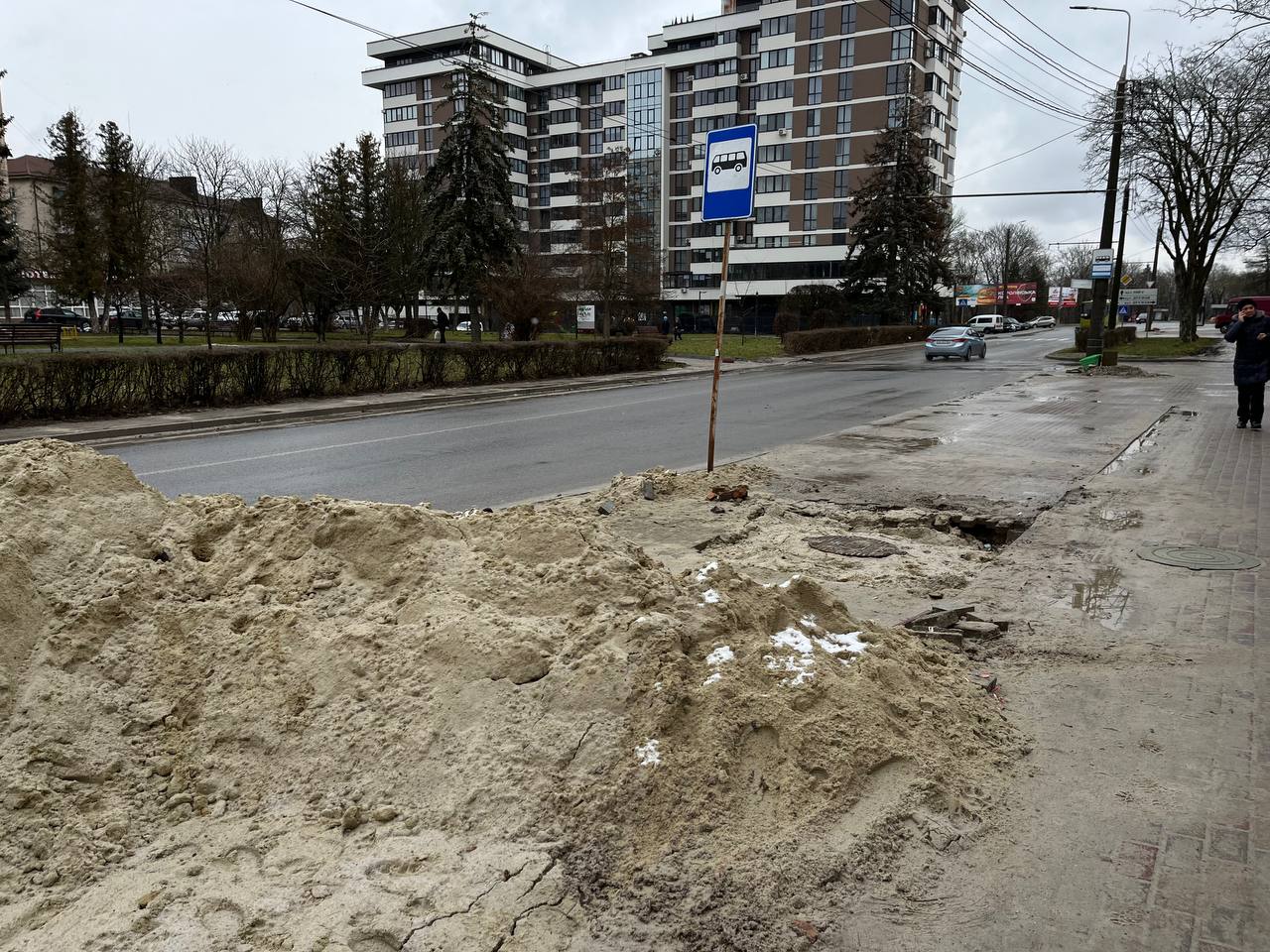 Новини Тернополя - фото з Розібрали бруківку та нарили траншеї: які роботи проводять біля зупинки на Дружбі