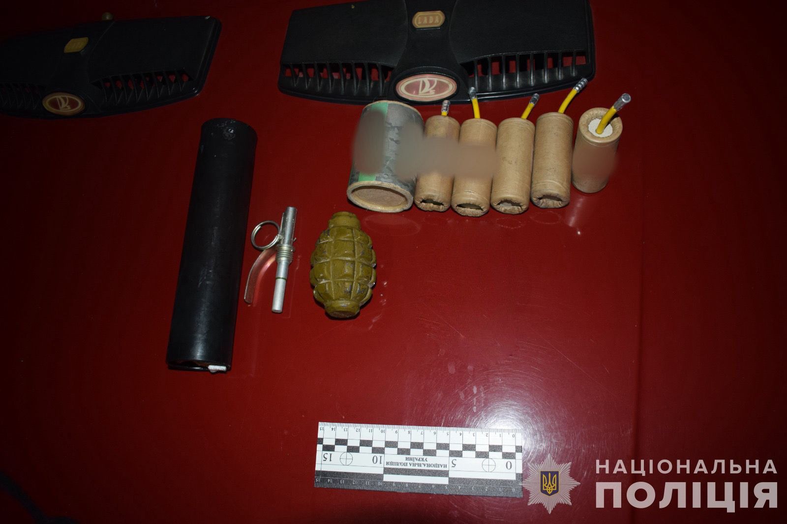 Новини Вінниці - фото з Житель Вінниччини зберігав вдома дві гранати, шість вибухових пакетів та димову шашку