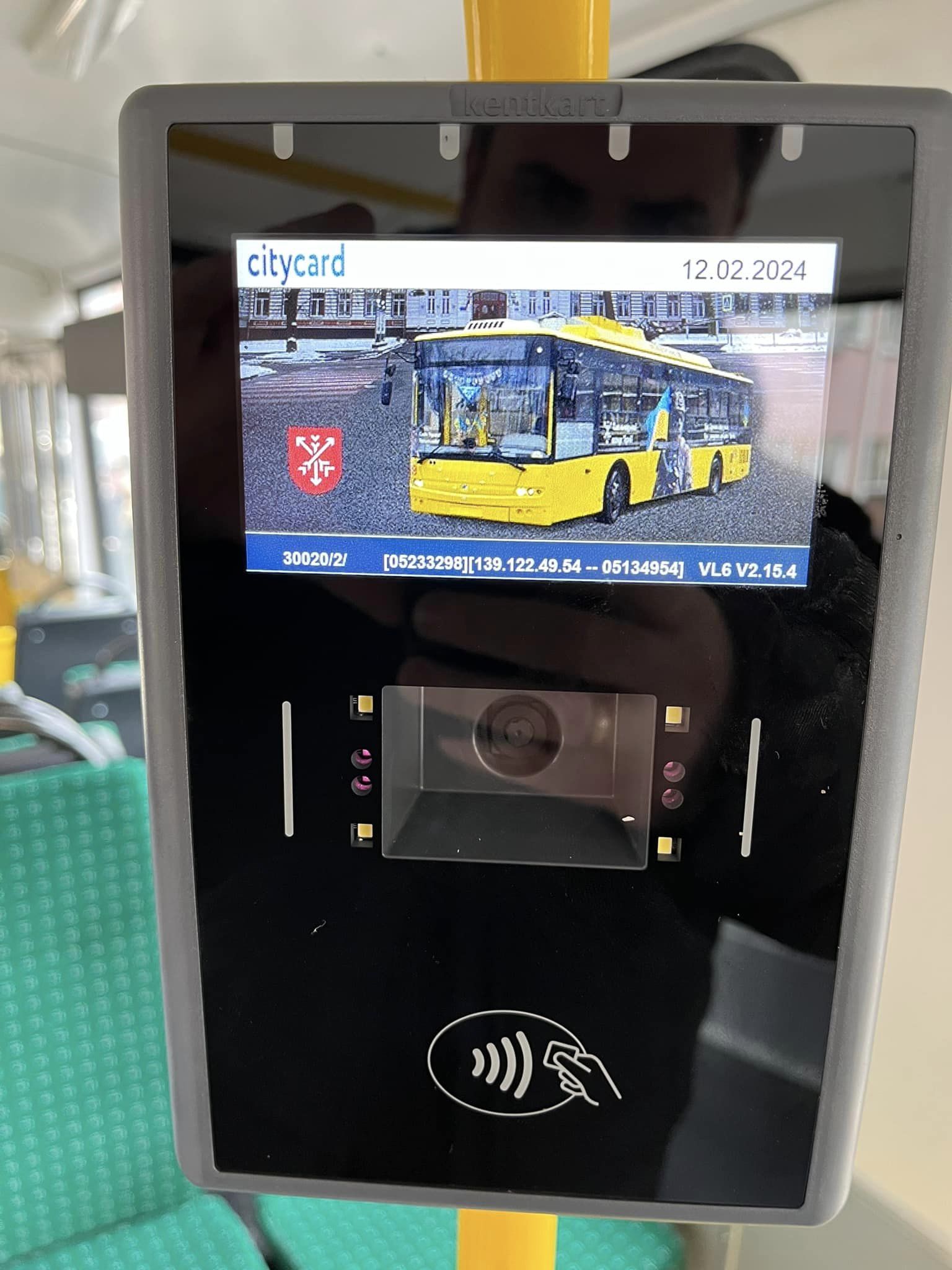 Новини Хмельницького - фото з У Хмельницьких тролейбусах встановлюють нові валідатори На зображенні може бути: телефон та текст