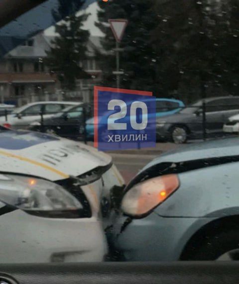 Новини Тернополя - фото з На Бандери не розминулись поліцейський і навчальний автомобілі: деталі