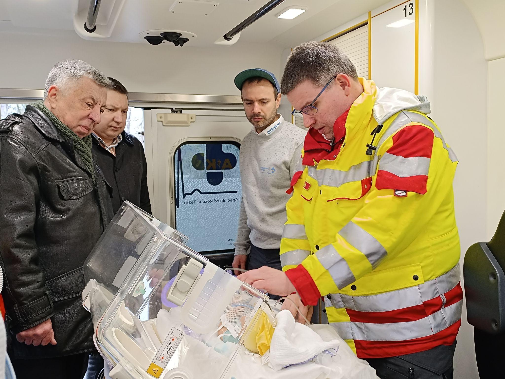 Новини Тернополя - фото з Тернопільських лікарів відвідав парамедик з Німеччини, який рятує українських дітей (РЕПОРТАЖ)