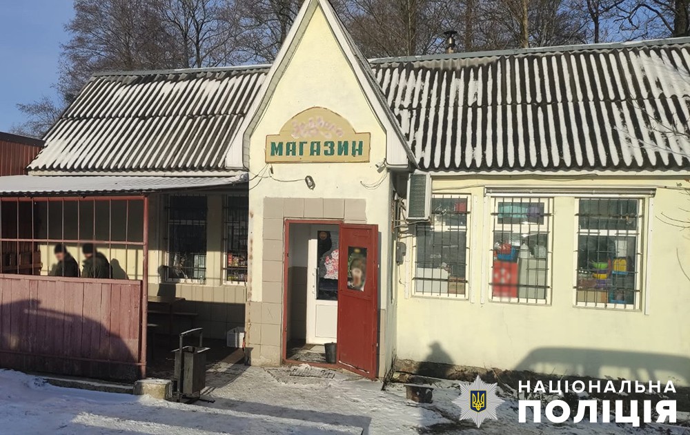 Новини Житомира - фото з В Олевську затримали чоловіка, який вчинив крадіжку та розбій викрав з кладовища інструменти, аби пограбувати крамницю: в олевську поліцейські затримали чоловіка, причетного до розбою