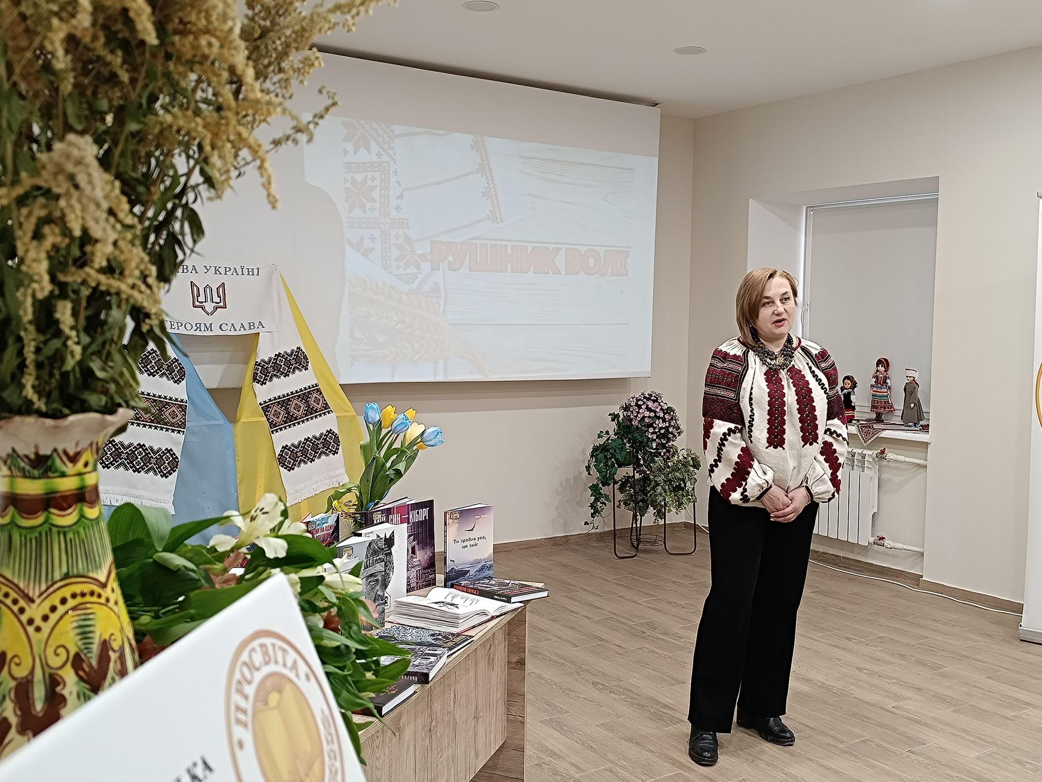 Новини Тернополя - фото з У Тернополі показали «Рушник Волі», який шість місяців вишивали 300 людей (РЕПОРТАЖ)