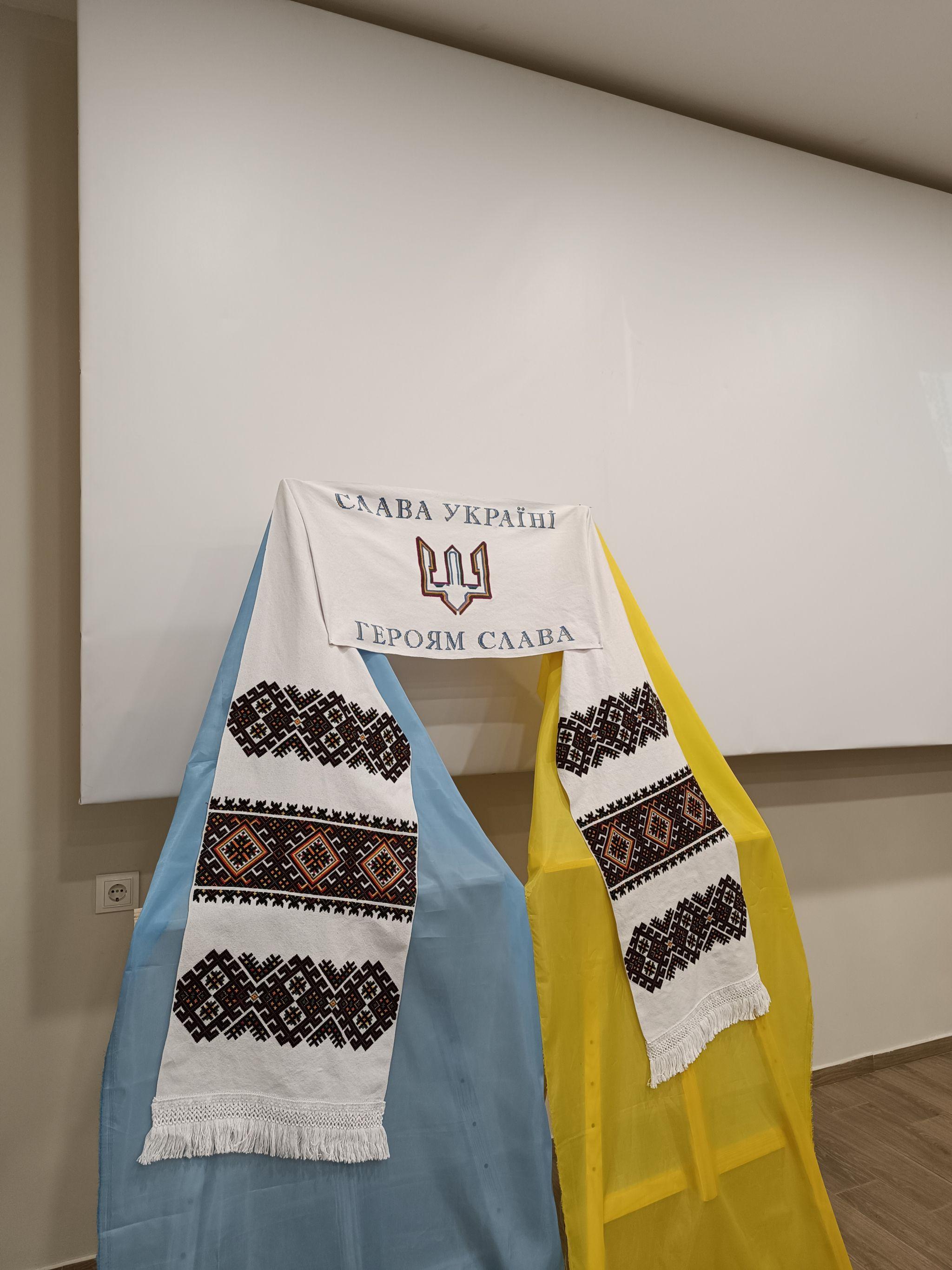 Новини Тернополя - фото з У Тернополі показали «Рушник Волі», який шість місяців вишивали 300 людей (РЕПОРТАЖ)