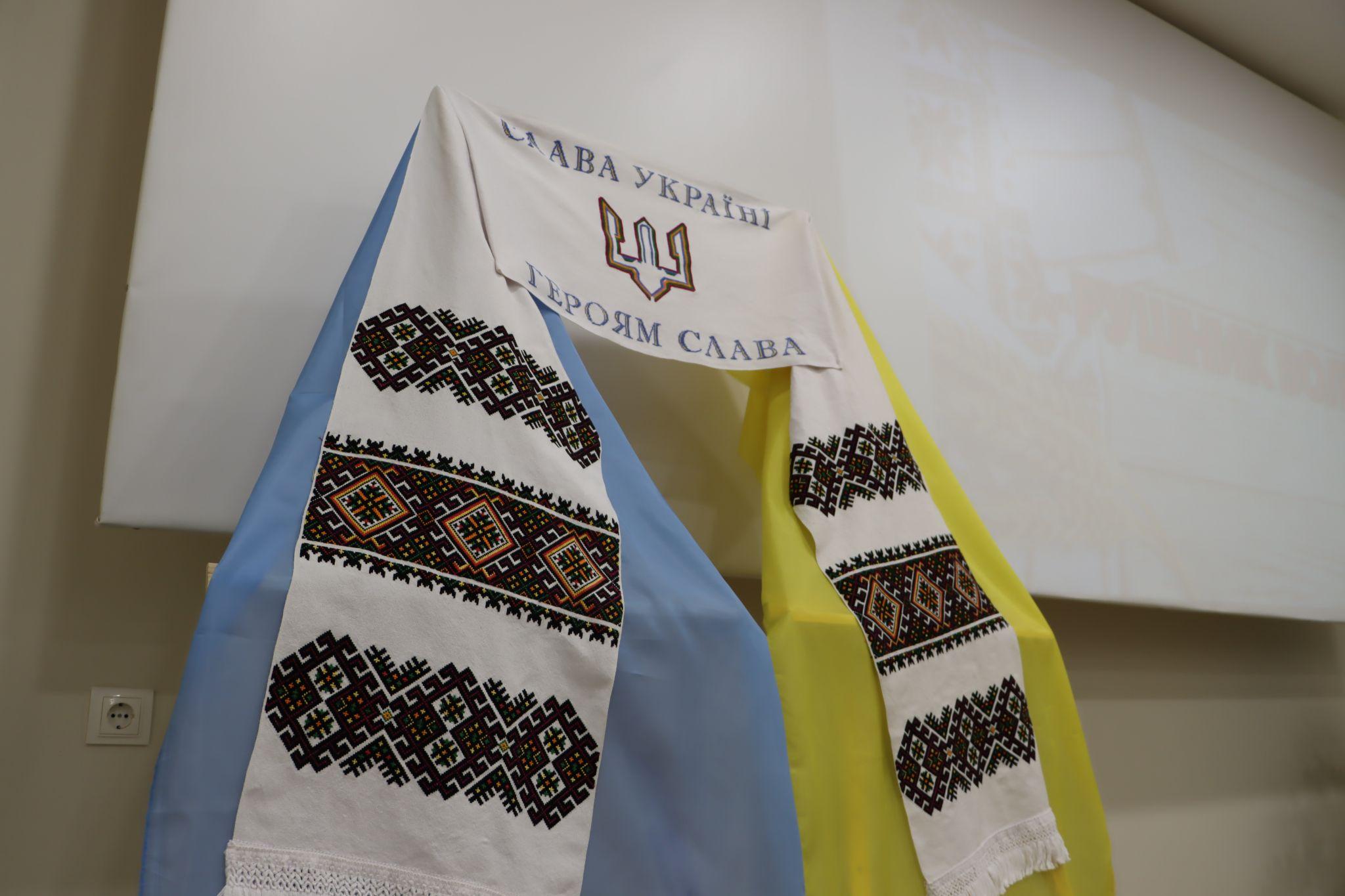 Новини Тернополя - фото з У Тернополі показали «Рушник Волі», який шість місяців вишивали 300 людей (РЕПОРТАЖ)