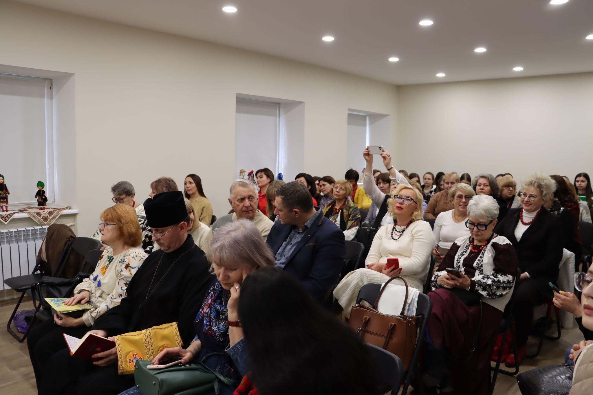 Новини Тернополя - фото з У Тернополі показали «Рушник Волі», який шість місяців вишивали 300 людей (РЕПОРТАЖ)