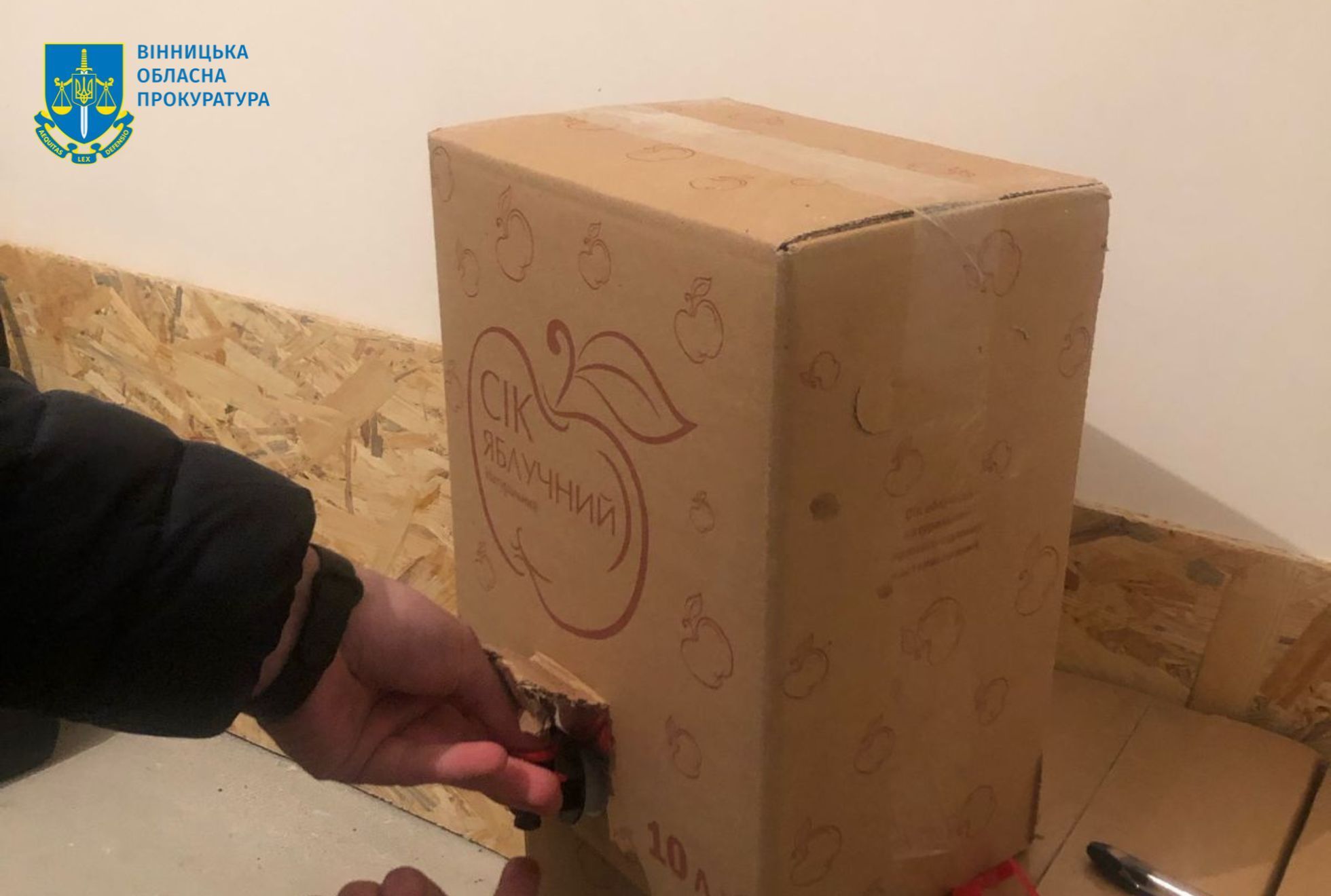 Новини Вінниці - фото з Спритні ділки розливали контрафактний алкоголь у тетрапакети з написом «Сік яблучний натуральний»