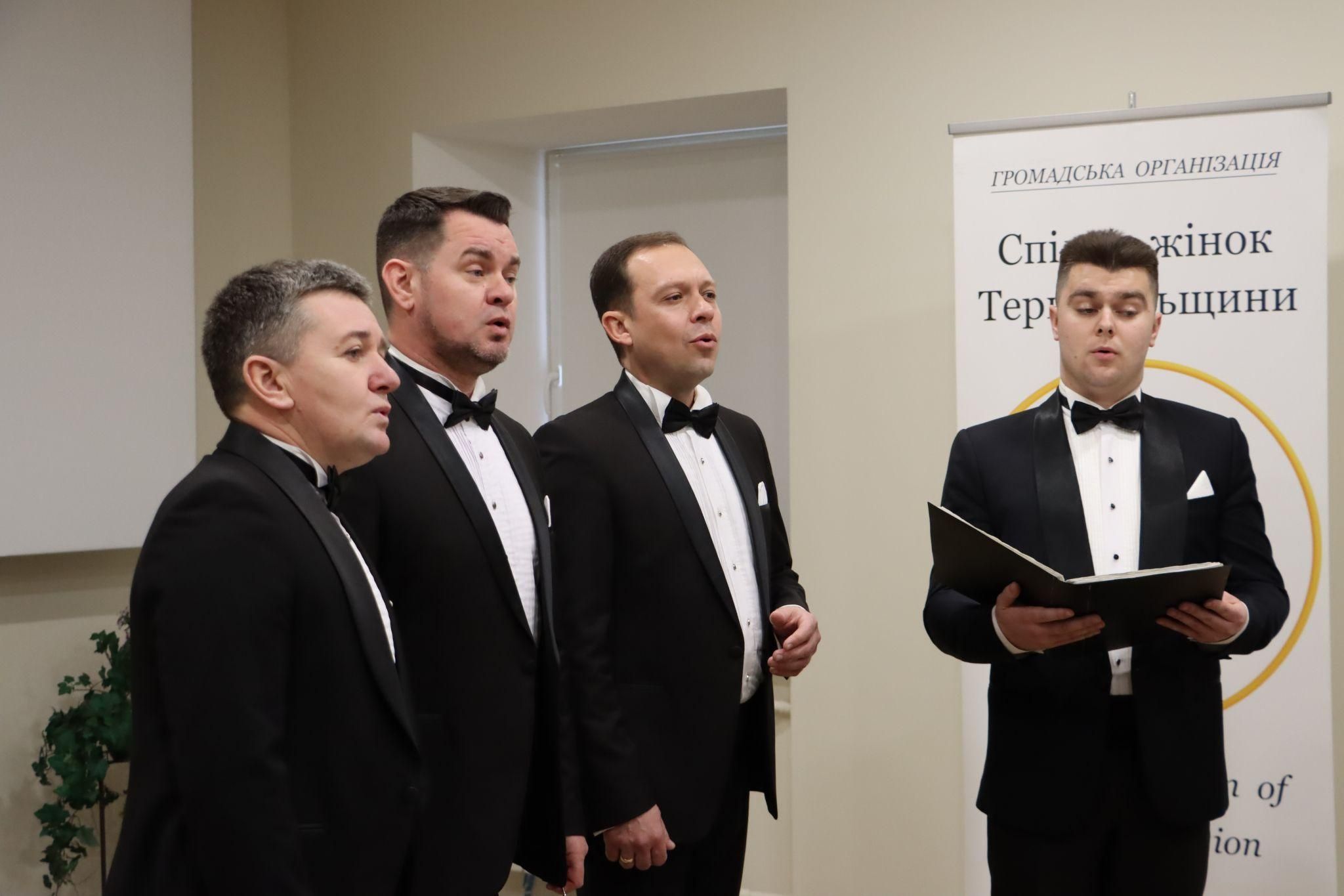 Новини Тернополя - фото з У Тернополі показали «Рушник Волі», який шість місяців вишивали 300 людей (РЕПОРТАЖ)