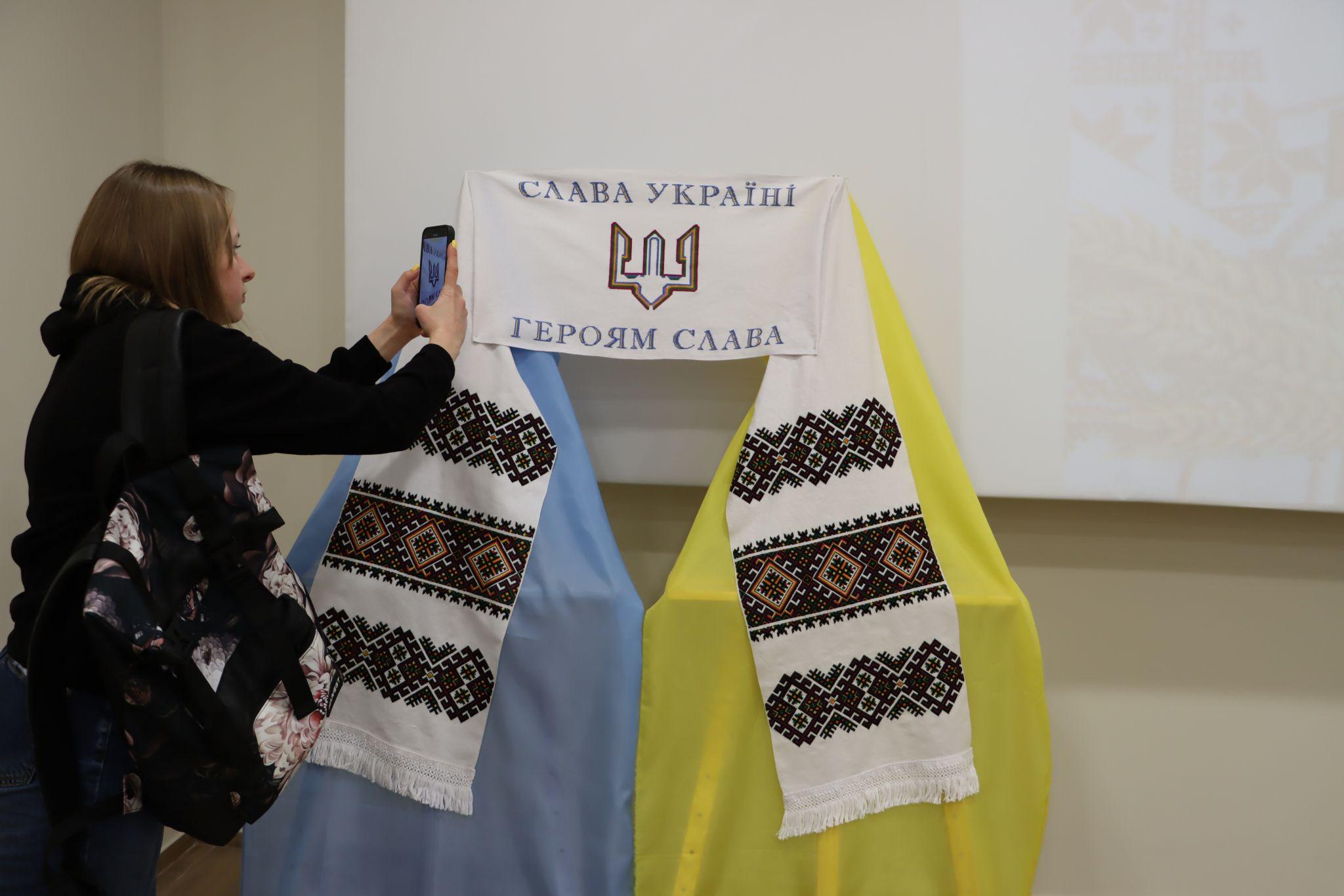 Новини Тернополя - фото з У Тернополі показали «Рушник Волі», який шість місяців вишивали 300 людей (РЕПОРТАЖ)