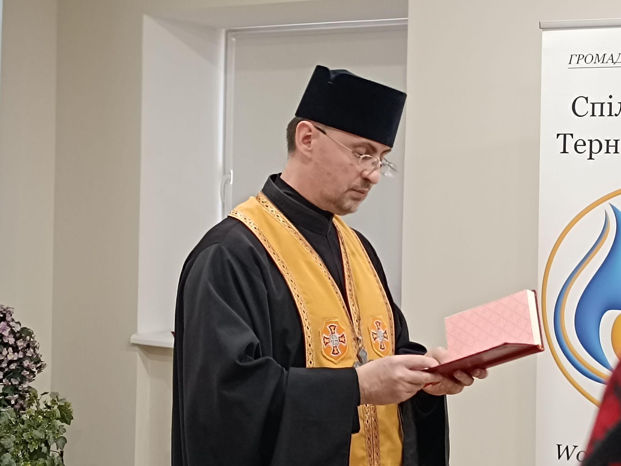 Новини Тернополя - фото з У Тернополі показали «Рушник Волі», який шість місяців вишивали 300 людей (РЕПОРТАЖ)