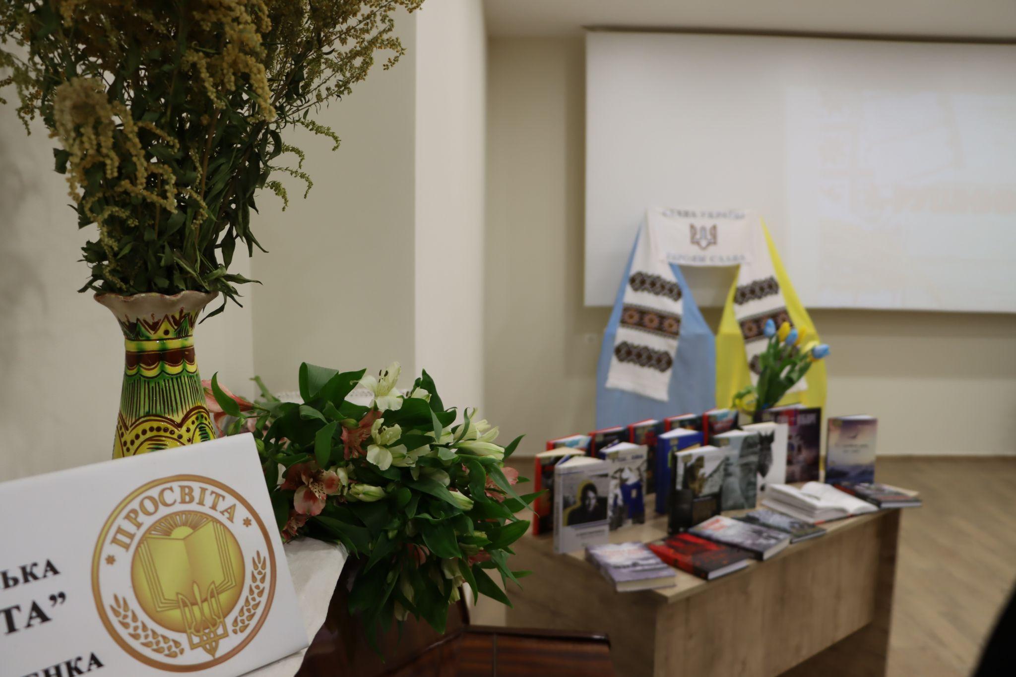 Новини Тернополя - фото з У Тернополі показали «Рушник Волі», який шість місяців вишивали 300 людей (РЕПОРТАЖ)