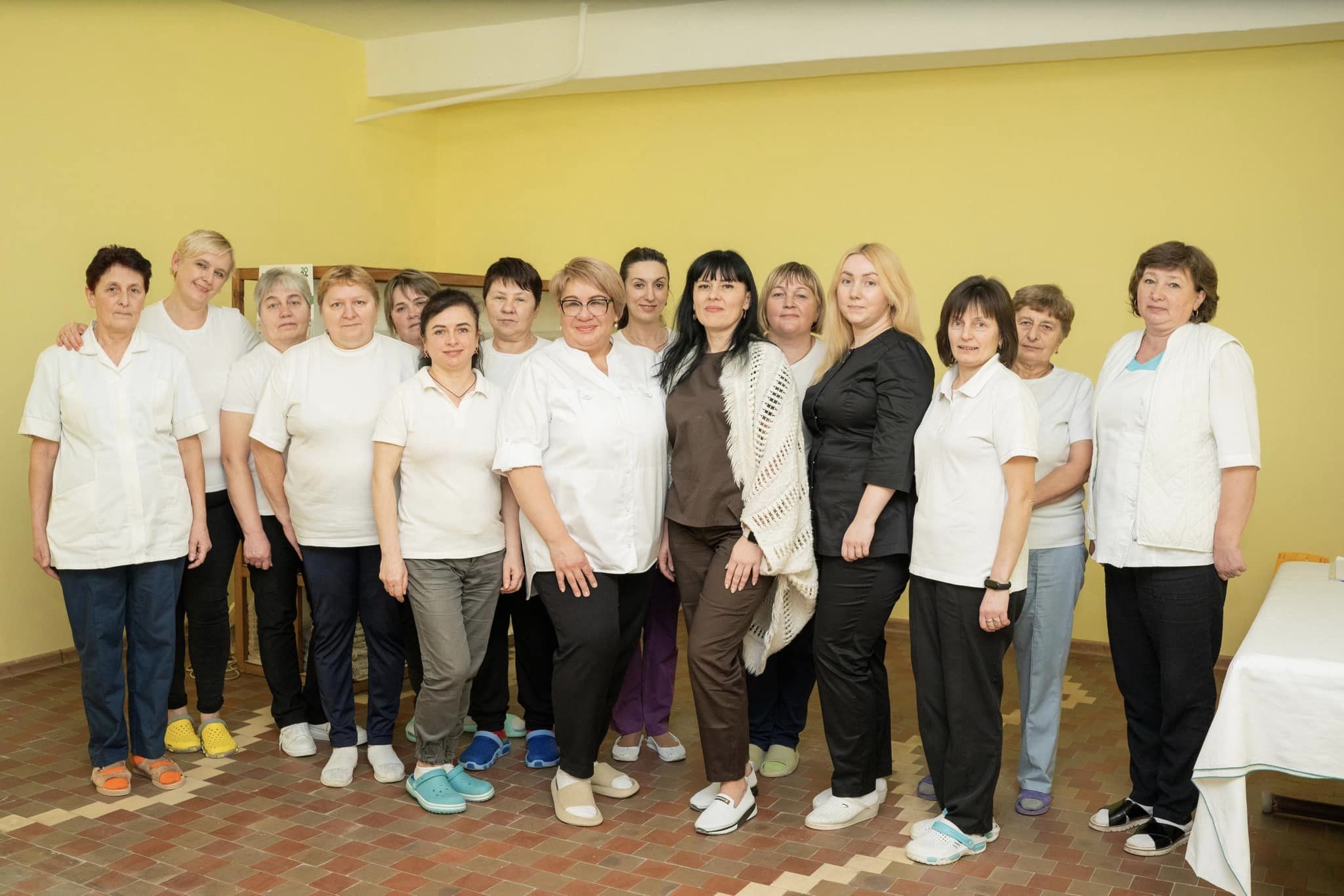 Возможно, это изображение 10 человек и больница