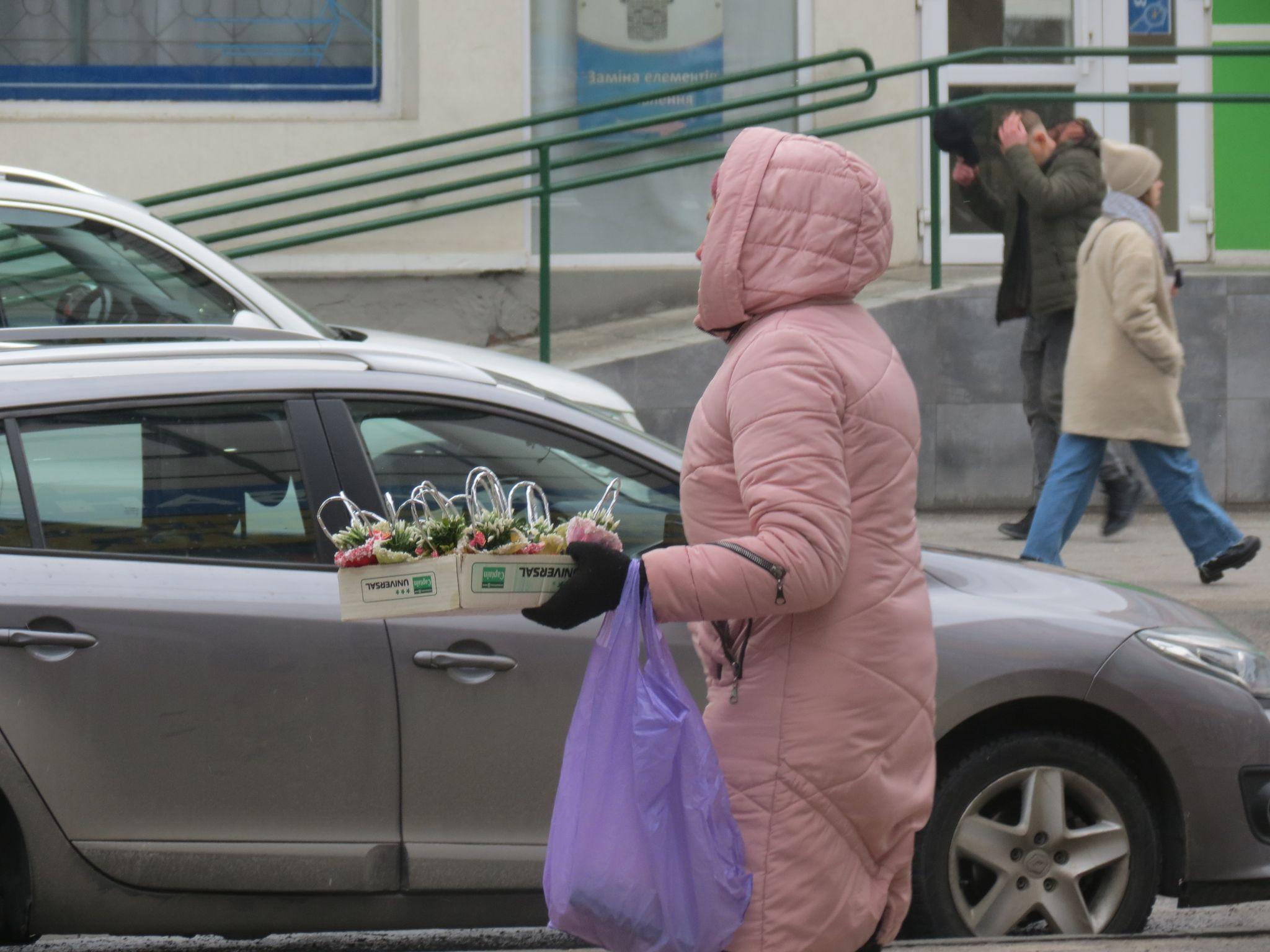 Новини Тернополя - фото з Продають попри заборони: у Тернополі вже можна купити червонокнижні підсніжники