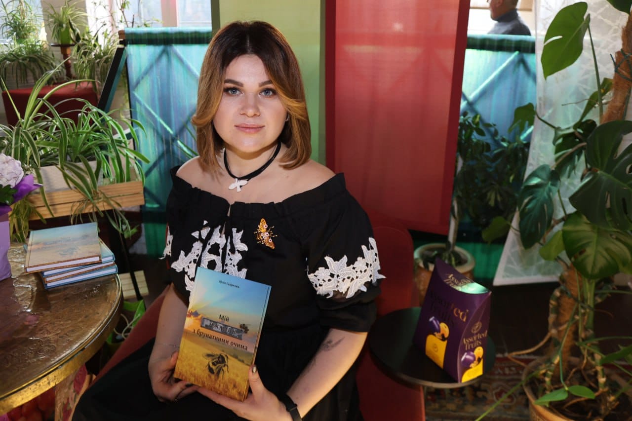 Новини Вінниці - фото з «Чекала його на танку, що звільнить окупований Крим». Написала книгу на спомин про чоловіка