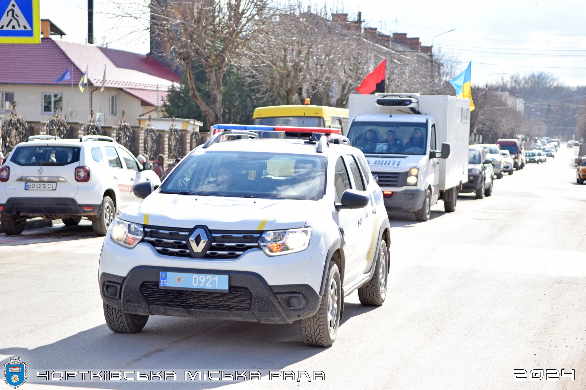 Новини Тернополя - фото з Зустріли Героя на колінах: у Чорткові прощаються із захисником Романом Куликом На зображенні може бути: 3 людини, автомобіль, швидка допомога та текст