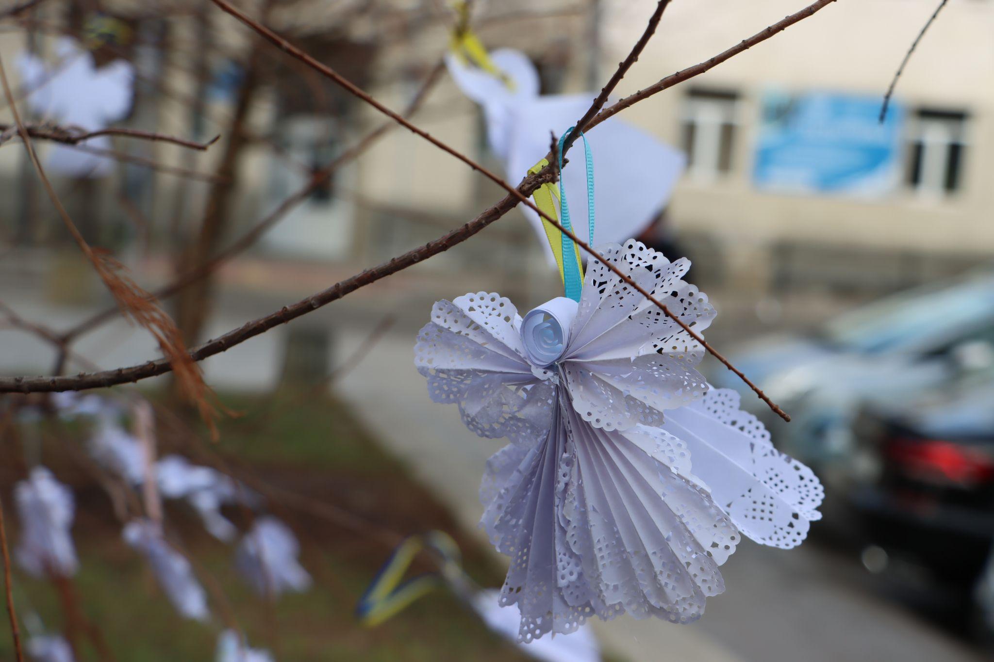 Новини Тернополя - фото з Сквер Волонтерів прикрасили сотнями паперових ангелів (ФОТО)