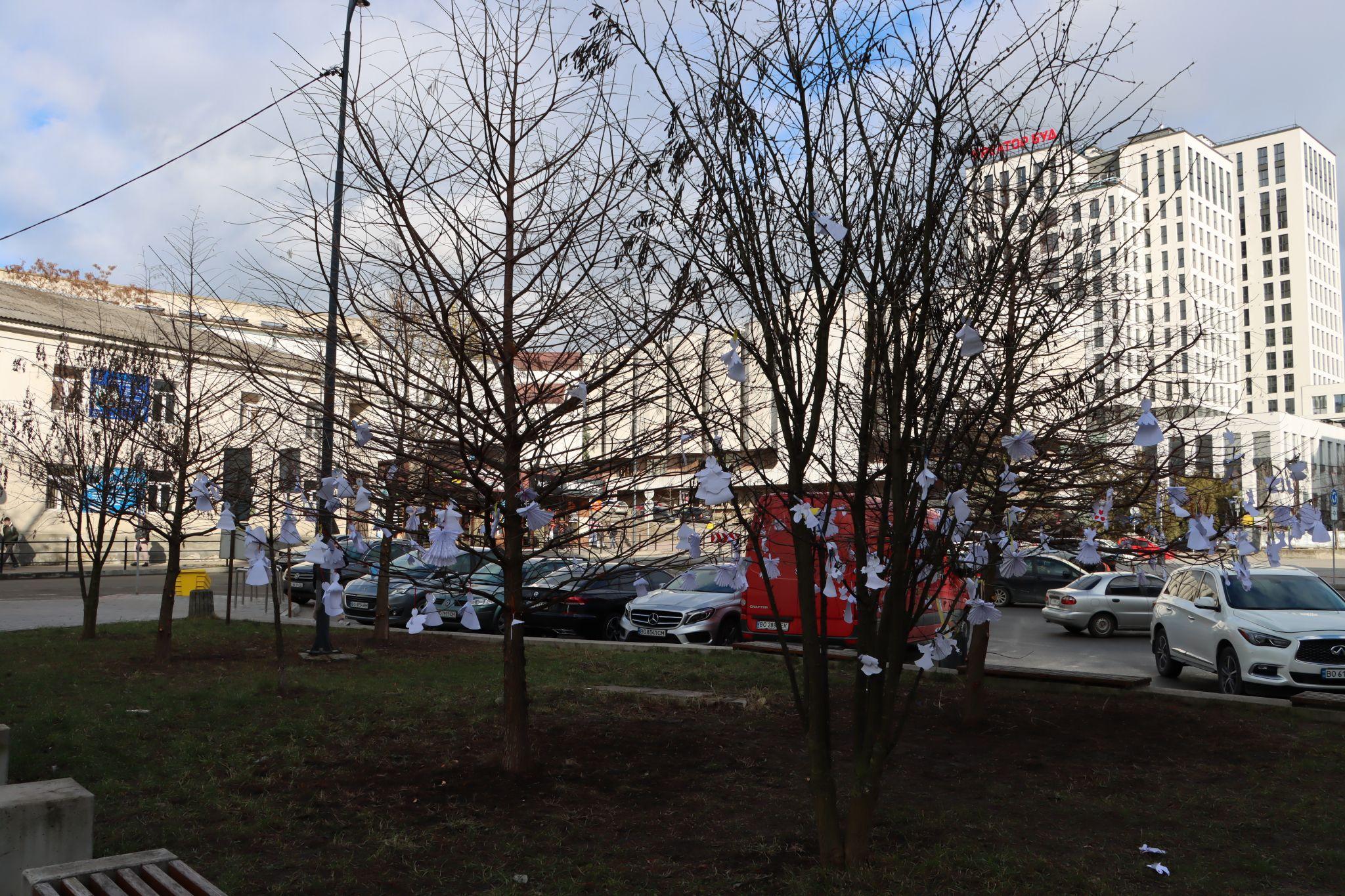 Новини Тернополя - фото з Сквер Волонтерів прикрасили сотнями паперових ангелів (ФОТО)