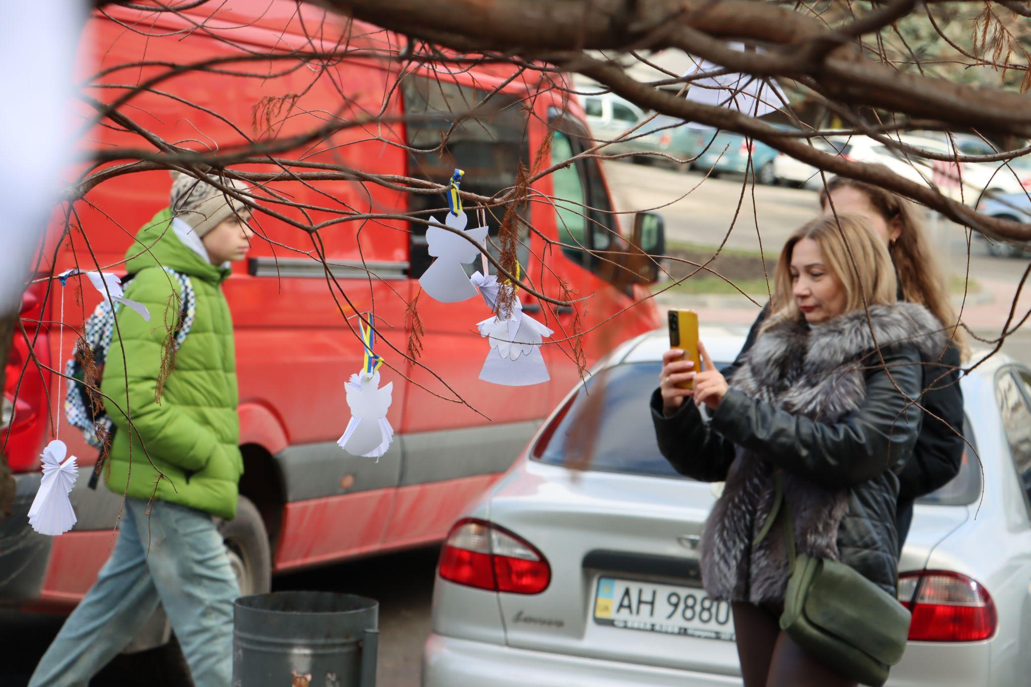 Новини Тернополя - фото з Сквер Волонтерів прикрасили сотнями паперових ангелів (ФОТО)