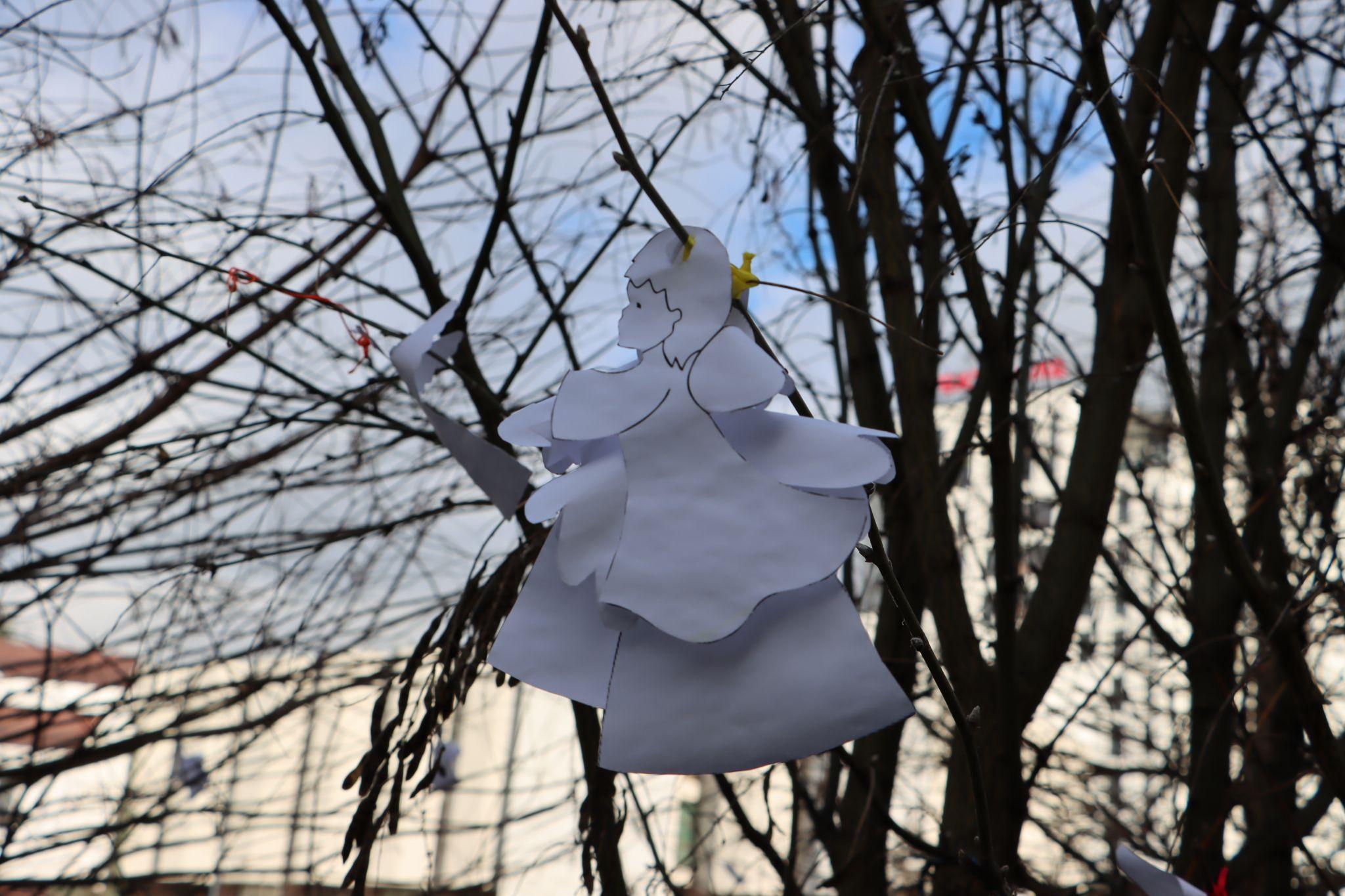 Новини Тернополя - фото з Сквер Волонтерів прикрасили сотнями паперових ангелів (ФОТО)