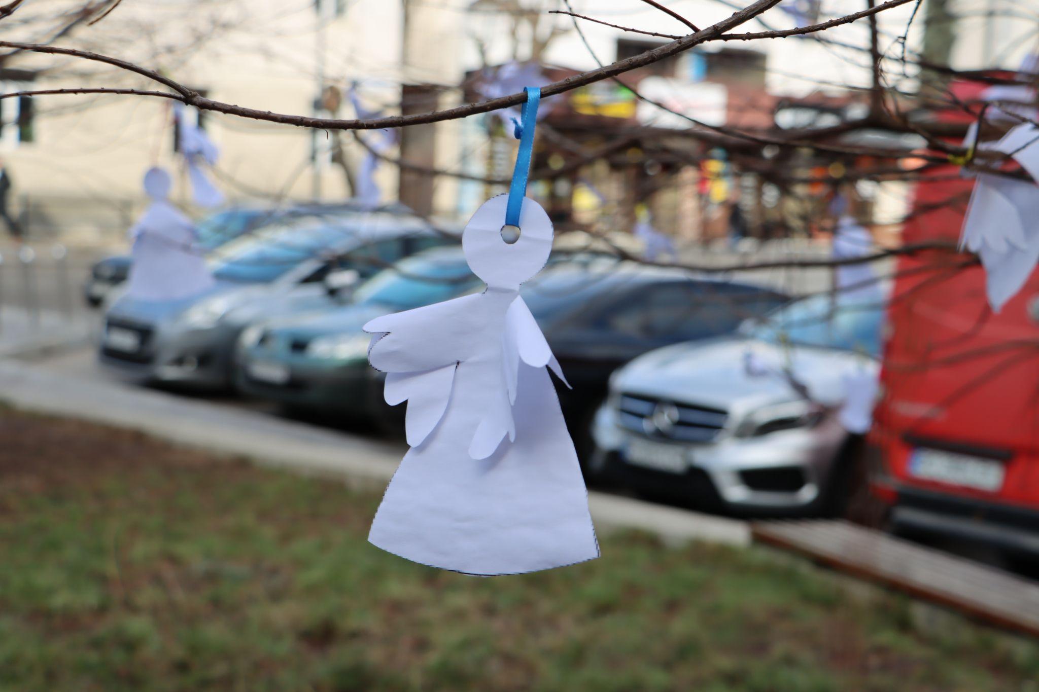 Новини Тернополя - фото з Сквер Волонтерів прикрасили сотнями паперових ангелів (ФОТО)