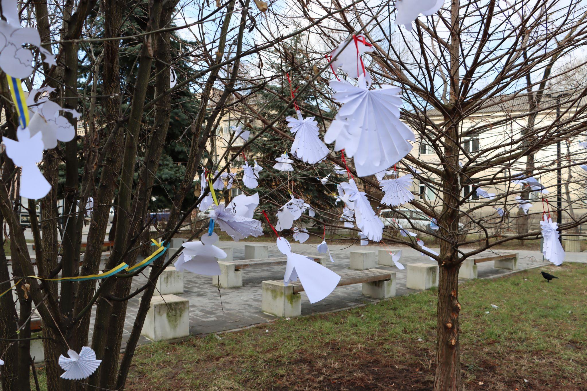 Новини Тернополя - фото з Сквер Волонтерів прикрасили сотнями паперових ангелів (ФОТО)