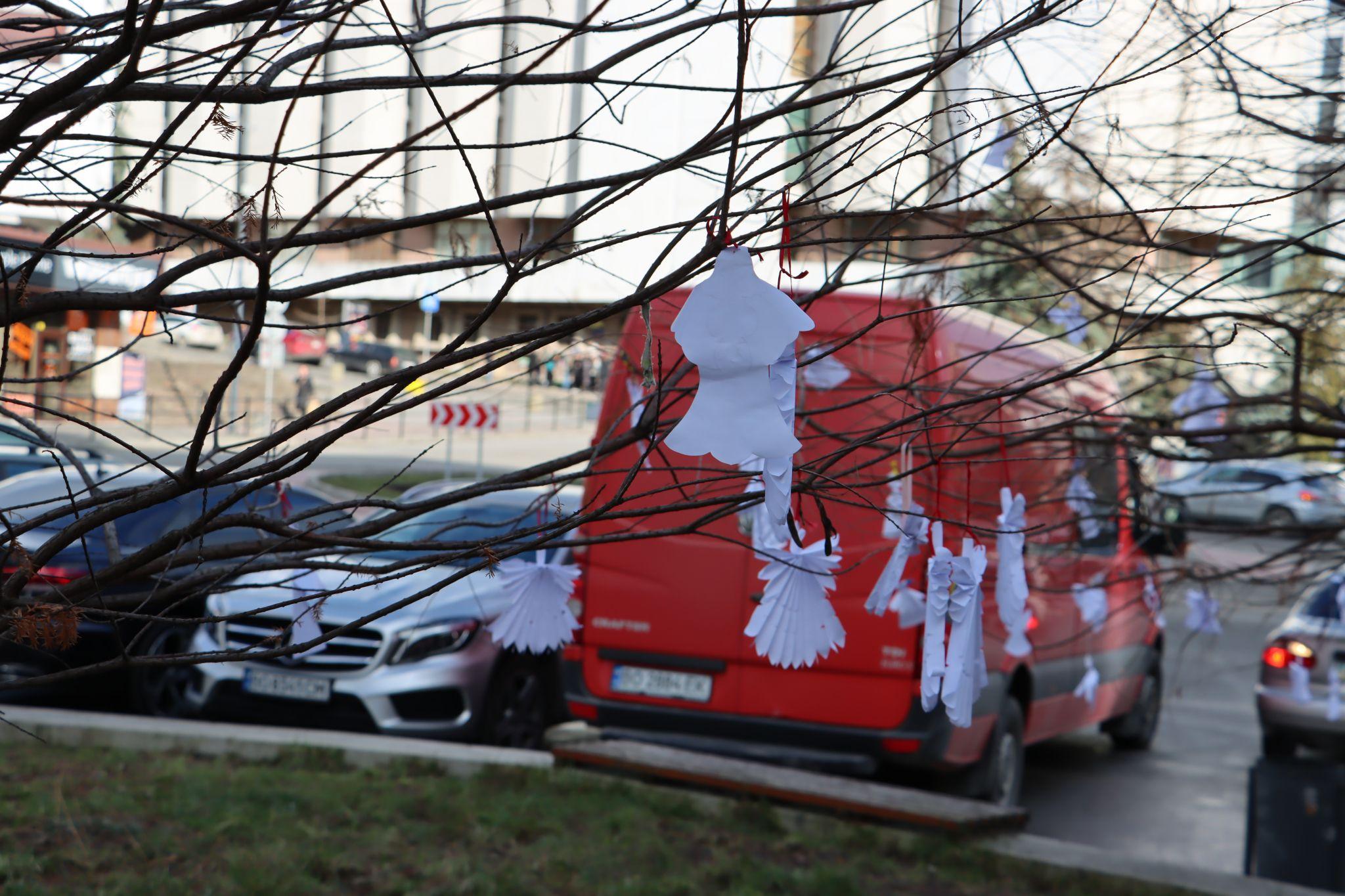 Новини Тернополя - фото з Сквер Волонтерів прикрасили сотнями паперових ангелів (ФОТО)