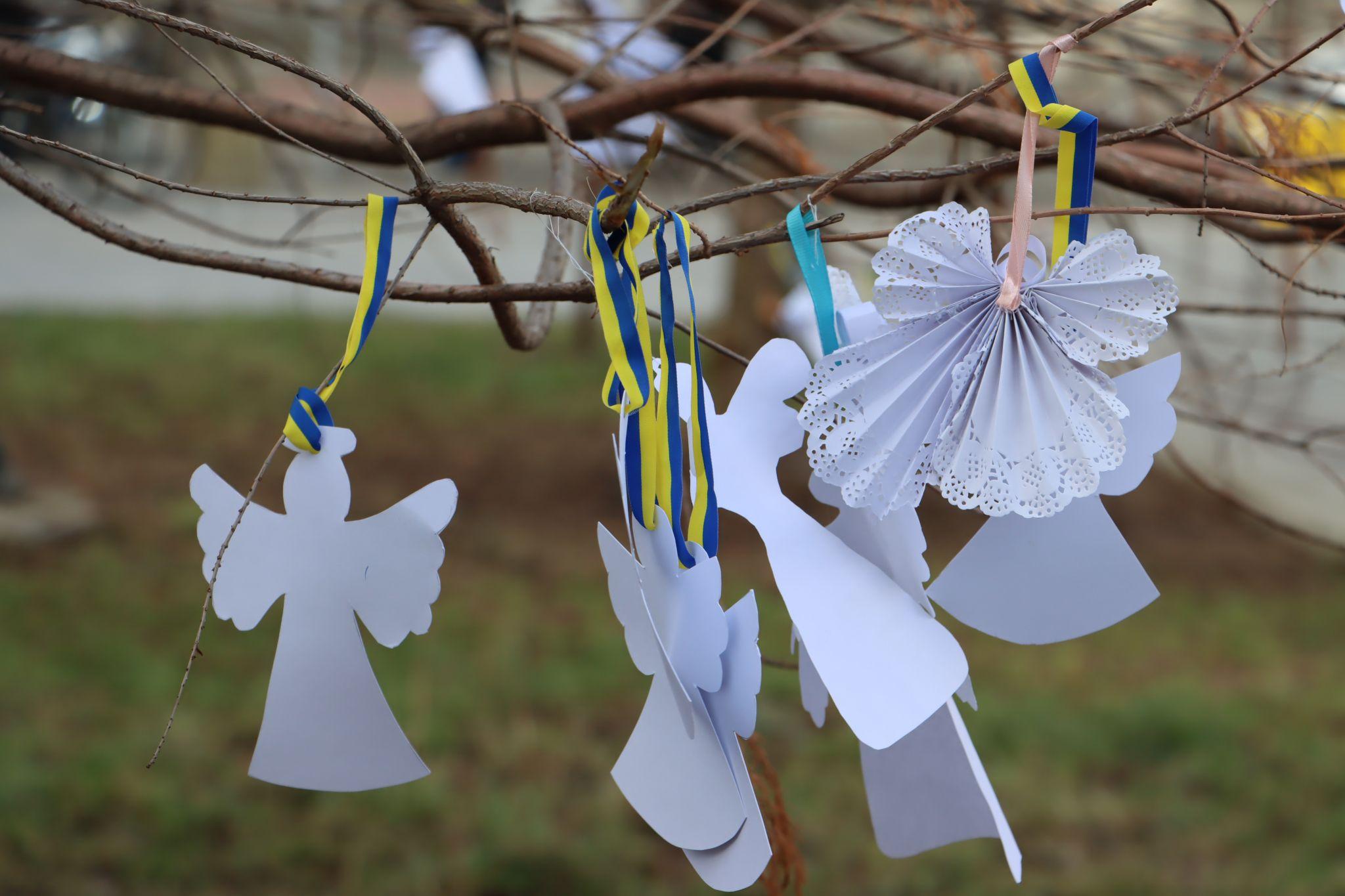 Новини Тернополя - фото з Сквер Волонтерів прикрасили сотнями паперових ангелів (ФОТО)